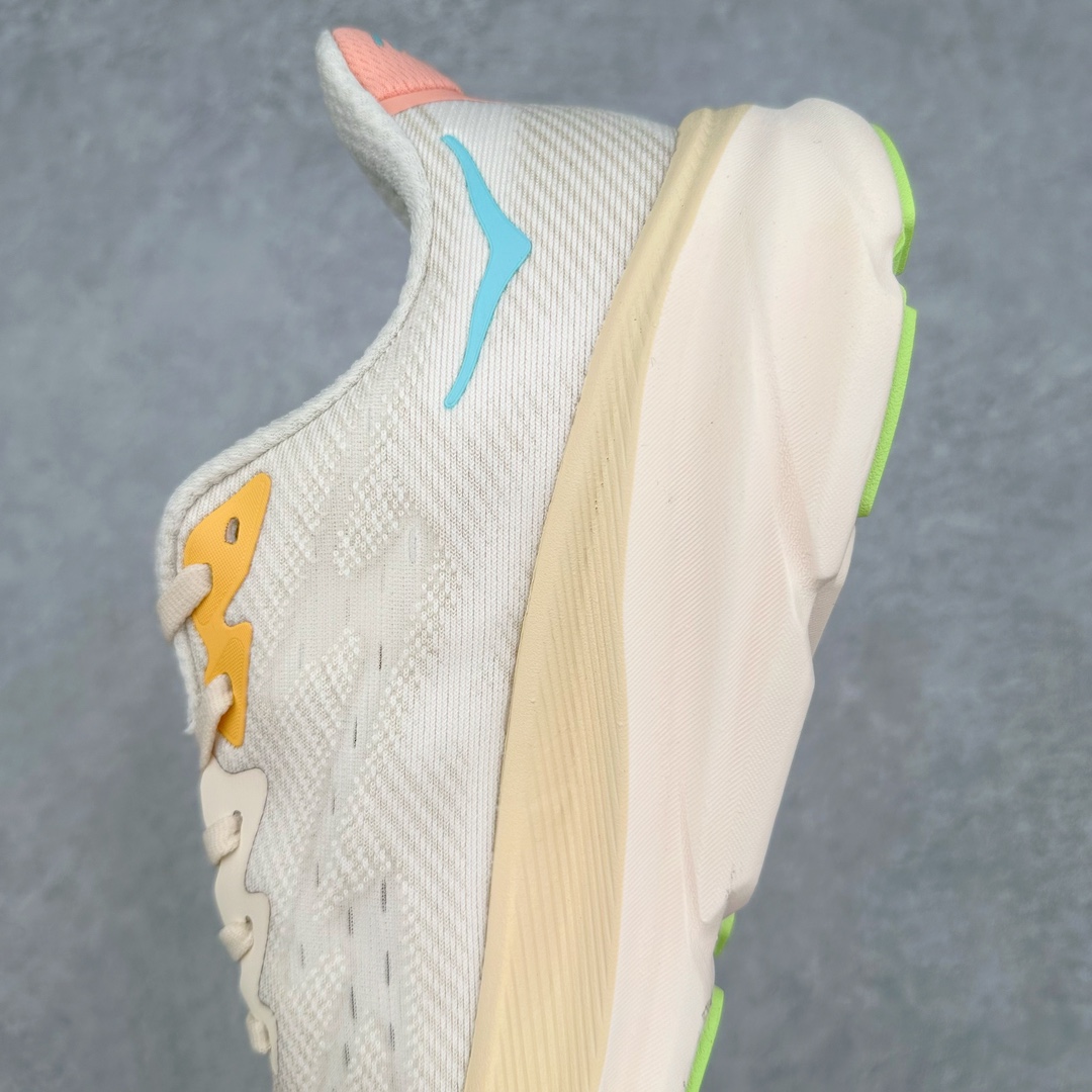 图片[7]-＃夏日福利特价 HOKA ONE ONE Clifton 克里夫顿9代专业性能减震公路跑步鞋 轻盈透气的针织网面和纱线的使用让鞋面更挺拔 增强鞋面的强度和支撑性能 搭配柔软的鞋舌 让双脚在舒适包裹中跑的更加畅快 全新泡棉中底 柔软的同时增强回弹性能 为不同跑者提供更平稳流畅的脚感 带来全面的缓冲保护 根据人体工程学设计的延长拉襟 后跟处弹软的海绵填充舒适固定 避免掉跟和摩擦 相比上一代光滑的内衬 Clifton 9的内衬增强了摩擦力 避免双脚在鞋内滑动 尺码：36 36.5 37.5 38 38.5 39 40 40.5 41 42 42.5 43 44 44.5 45-选品中心