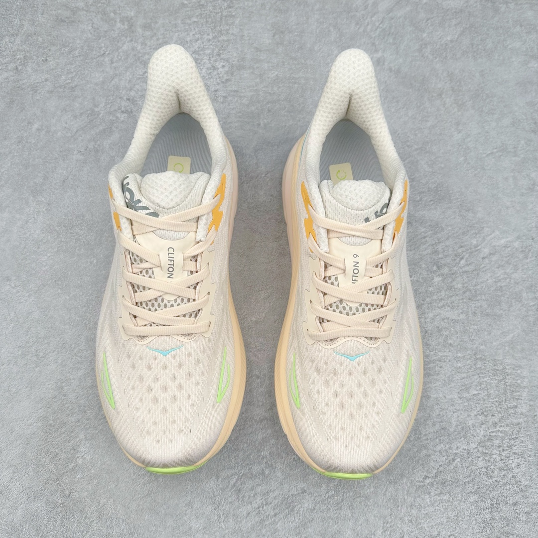 图片[2]-＃夏日福利特价 HOKA ONE ONE Clifton 克里夫顿9代专业性能减震公路跑步鞋 轻盈透气的针织网面和纱线的使用让鞋面更挺拔 增强鞋面的强度和支撑性能 搭配柔软的鞋舌 让双脚在舒适包裹中跑的更加畅快 全新泡棉中底 柔软的同时增强回弹性能 为不同跑者提供更平稳流畅的脚感 带来全面的缓冲保护 根据人体工程学设计的延长拉襟 后跟处弹软的海绵填充舒适固定 避免掉跟和摩擦 相比上一代光滑的内衬 Clifton 9的内衬增强了摩擦力 避免双脚在鞋内滑动 尺码：36 36.5 37.5 38 38.5 39 40 40.5 41 42 42.5 43 44 44.5 45-选品中心