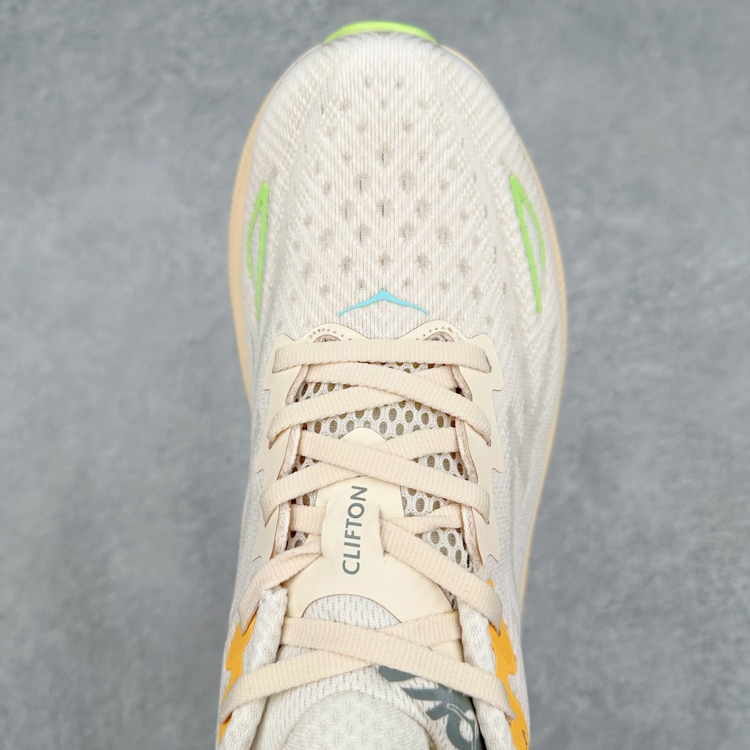 图片[4]-＃夏日福利特价 HOKA ONE ONE Clifton 克里夫顿9代专业性能减震公路跑步鞋 轻盈透气的针织网面和纱线的使用让鞋面更挺拔 增强鞋面的强度和支撑性能 搭配柔软的鞋舌 让双脚在舒适包裹中跑的更加畅快 全新泡棉中底 柔软的同时增强回弹性能 为不同跑者提供更平稳流畅的脚感 带来全面的缓冲保护 根据人体工程学设计的延长拉襟 后跟处弹软的海绵填充舒适固定 避免掉跟和摩擦 相比上一代光滑的内衬 Clifton 9的内衬增强了摩擦力 避免双脚在鞋内滑动 尺码：36 36.5 37.5 38 38.5 39 40 40.5 41 42 42.5 43 44 44.5 45-选品中心