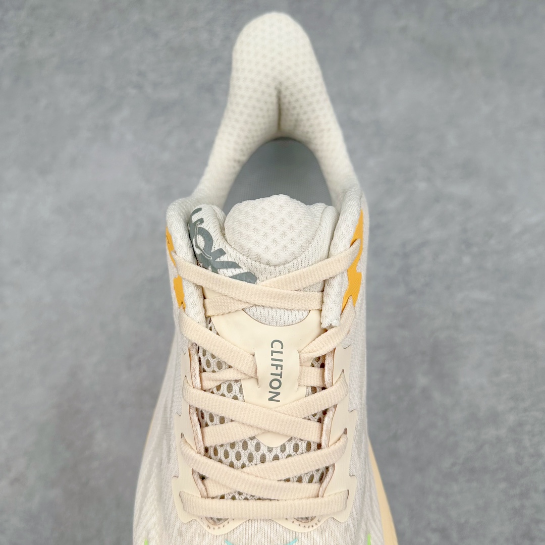 图片[5]-＃夏日福利特价 HOKA ONE ONE Clifton 克里夫顿9代专业性能减震公路跑步鞋 轻盈透气的针织网面和纱线的使用让鞋面更挺拔 增强鞋面的强度和支撑性能 搭配柔软的鞋舌 让双脚在舒适包裹中跑的更加畅快 全新泡棉中底 柔软的同时增强回弹性能 为不同跑者提供更平稳流畅的脚感 带来全面的缓冲保护 根据人体工程学设计的延长拉襟 后跟处弹软的海绵填充舒适固定 避免掉跟和摩擦 相比上一代光滑的内衬 Clifton 9的内衬增强了摩擦力 避免双脚在鞋内滑动 尺码：36 36.5 37.5 38 38.5 39 40 40.5 41 42 42.5 43 44 44.5 45-选品中心