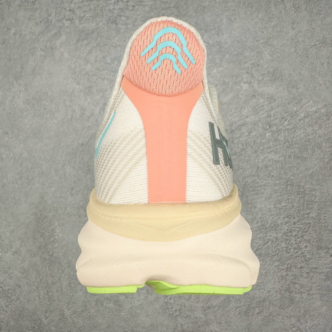 图片[8]-＃夏日福利特价 HOKA ONE ONE Clifton 克里夫顿9代专业性能减震公路跑步鞋 轻盈透气的针织网面和纱线的使用让鞋面更挺拔 增强鞋面的强度和支撑性能 搭配柔软的鞋舌 让双脚在舒适包裹中跑的更加畅快 全新泡棉中底 柔软的同时增强回弹性能 为不同跑者提供更平稳流畅的脚感 带来全面的缓冲保护 根据人体工程学设计的延长拉襟 后跟处弹软的海绵填充舒适固定 避免掉跟和摩擦 相比上一代光滑的内衬 Clifton 9的内衬增强了摩擦力 避免双脚在鞋内滑动 尺码：36 36.5 37.5 38 38.5 39 40 40.5 41 42 42.5 43 44 44.5 45-选品中心