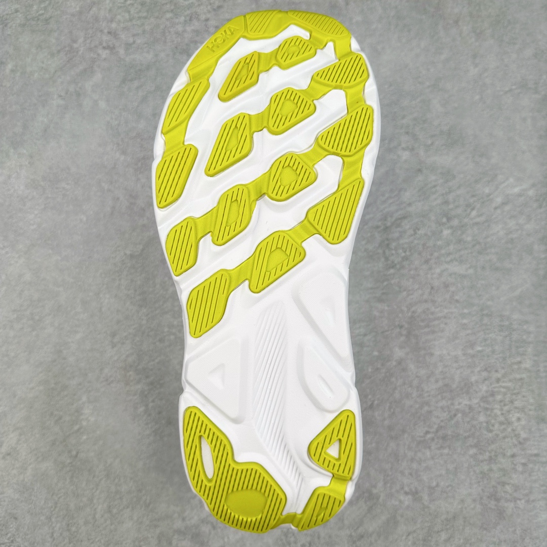 图片[9]-＃夏日福利特价 HOKA ONE ONE Clifton 克里夫顿9代专业性能减震公路跑步鞋 轻盈透气的针织网面和纱线的使用让鞋面更挺拔 增强鞋面的强度和支撑性能 搭配柔软的鞋舌 让双脚在舒适包裹中跑的更加畅快 全新泡棉中底 柔软的同时增强回弹性能 为不同跑者提供更平稳流畅的脚感 带来全面的缓冲保护 根据人体工程学设计的延长拉襟 后跟处弹软的海绵填充舒适固定 避免掉跟和摩擦 相比上一代光滑的内衬 Clifton 9的内衬增强了摩擦力 避免双脚在鞋内滑动 尺码：36 36.5 37.5 38 38.5 39 40 40.5 41 42 42.5 43 44 44.5 45-选品中心