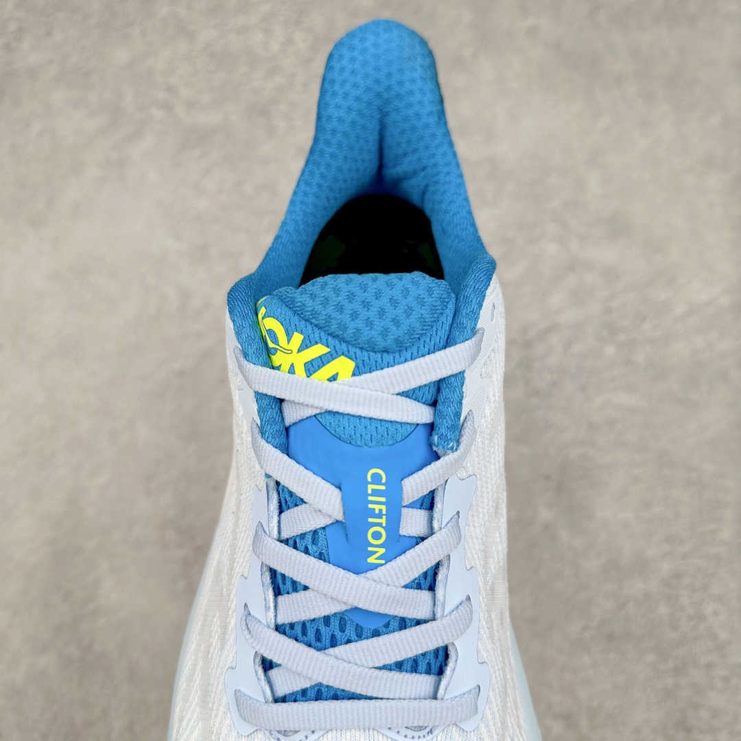 图片[5]-＃夏日福利特价 HOKA ONE ONE Clifton 克里夫顿9代专业性能减震公路跑步鞋 轻盈透气的针织网面和纱线的使用让鞋面更挺拔 增强鞋面的强度和支撑性能 搭配柔软的鞋舌 让双脚在舒适包裹中跑的更加畅快 全新泡棉中底 柔软的同时增强回弹性能 为不同跑者提供更平稳流畅的脚感 带来全面的缓冲保护 根据人体工程学设计的延长拉襟 后跟处弹软的海绵填充舒适固定 避免掉跟和摩擦 相比上一代光滑的内衬 Clifton 9的内衬增强了摩擦力 避免双脚在鞋内滑动 尺码：36 36.5 37.5 38 38.5 39 40 40.5 41 42 42.5 43 44 44.5 45-选品中心