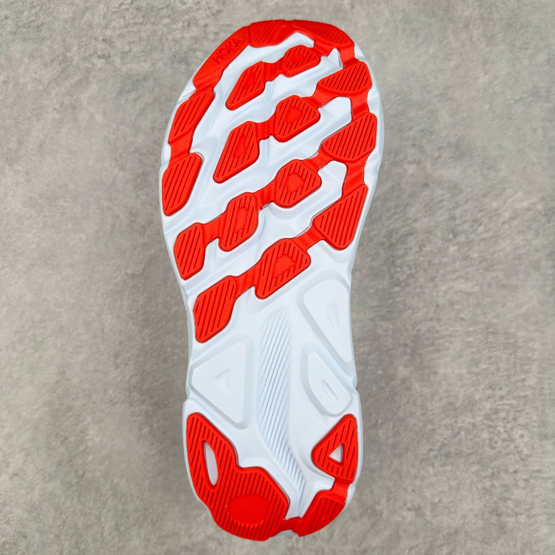 图片[9]-＃夏日福利特价 HOKA ONE ONE Clifton 克里夫顿9代专业性能减震公路跑步鞋 轻盈透气的针织网面和纱线的使用让鞋面更挺拔 增强鞋面的强度和支撑性能 搭配柔软的鞋舌 让双脚在舒适包裹中跑的更加畅快 全新泡棉中底 柔软的同时增强回弹性能 为不同跑者提供更平稳流畅的脚感 带来全面的缓冲保护 根据人体工程学设计的延长拉襟 后跟处弹软的海绵填充舒适固定 避免掉跟和摩擦 相比上一代光滑的内衬 Clifton 9的内衬增强了摩擦力 避免双脚在鞋内滑动 尺码：36 36.5 37.5 38 38.5 39 40 40.5 41 42 42.5 43 44 44.5 45-选品中心