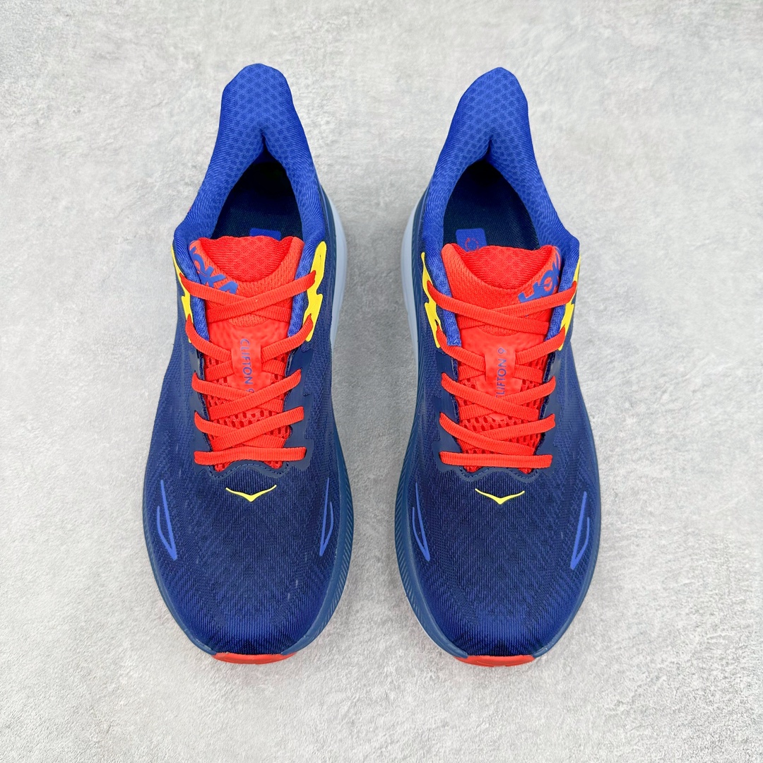 图片[2]-＃夏日福利特价 HOKA ONE ONE Clifton 克里夫顿9代专业性能减震公路跑步鞋 轻盈透气的针织网面和纱线的使用让鞋面更挺拔 增强鞋面的强度和支撑性能 搭配柔软的鞋舌 让双脚在舒适包裹中跑的更加畅快 全新泡棉中底 柔软的同时增强回弹性能 为不同跑者提供更平稳流畅的脚感 带来全面的缓冲保护 根据人体工程学设计的延长拉襟 后跟处弹软的海绵填充舒适固定 避免掉跟和摩擦 相比上一代光滑的内衬 Clifton 9的内衬增强了摩擦力 避免双脚在鞋内滑动 尺码：36 36.5 37.5 38 38.5 39 40 40.5 41 42 42.5 43 44 44.5 45-选品中心