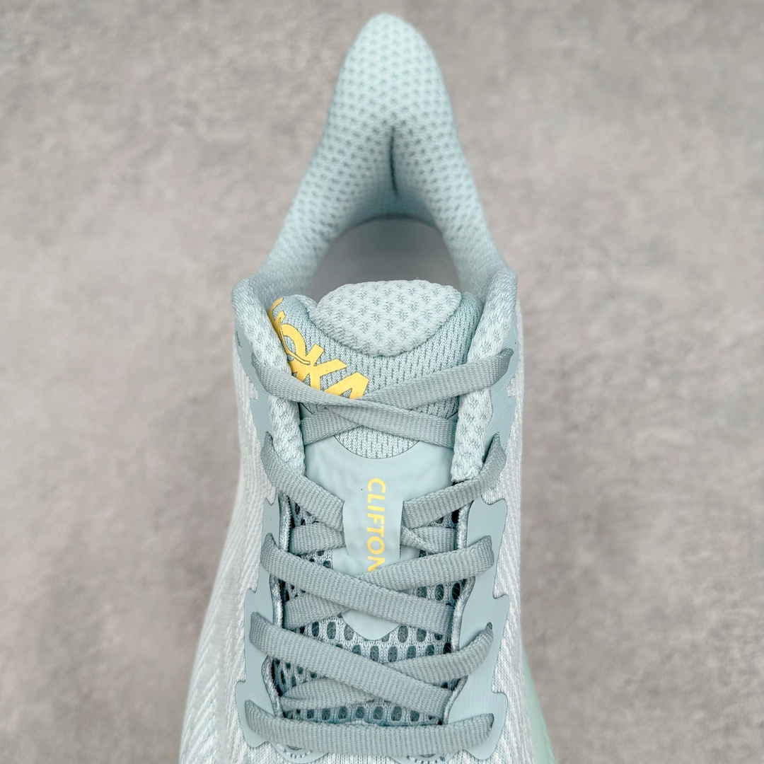 图片[5]-＃夏日福利特价 HOKA ONE ONE Clifton 克里夫顿9代专业性能减震公路跑步鞋 轻盈透气的针织网面和纱线的使用让鞋面更挺拔 增强鞋面的强度和支撑性能 搭配柔软的鞋舌 让双脚在舒适包裹中跑的更加畅快 全新泡棉中底 柔软的同时增强回弹性能 为不同跑者提供更平稳流畅的脚感 带来全面的缓冲保护 根据人体工程学设计的延长拉襟 后跟处弹软的海绵填充舒适固定 避免掉跟和摩擦 相比上一代光滑的内衬 Clifton 9的内衬增强了摩擦力 避免双脚在鞋内滑动 尺码：36 36.5 37.5 38 38.5 39 40 40.5 41 42 42.5 43 44 44.5 45-选品中心