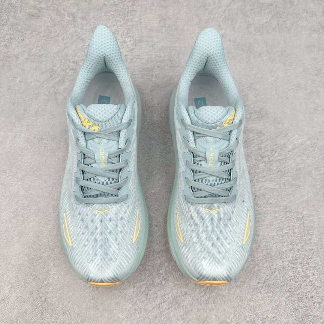 图片[2]-＃夏日福利特价 HOKA ONE ONE Clifton 克里夫顿9代专业性能减震公路跑步鞋 轻盈透气的针织网面和纱线的使用让鞋面更挺拔 增强鞋面的强度和支撑性能 搭配柔软的鞋舌 让双脚在舒适包裹中跑的更加畅快 全新泡棉中底 柔软的同时增强回弹性能 为不同跑者提供更平稳流畅的脚感 带来全面的缓冲保护 根据人体工程学设计的延长拉襟 后跟处弹软的海绵填充舒适固定 避免掉跟和摩擦 相比上一代光滑的内衬 Clifton 9的内衬增强了摩擦力 避免双脚在鞋内滑动 尺码：36 36.5 37.5 38 38.5 39 40 40.5 41 42 42.5 43 44 44.5 45-选品中心