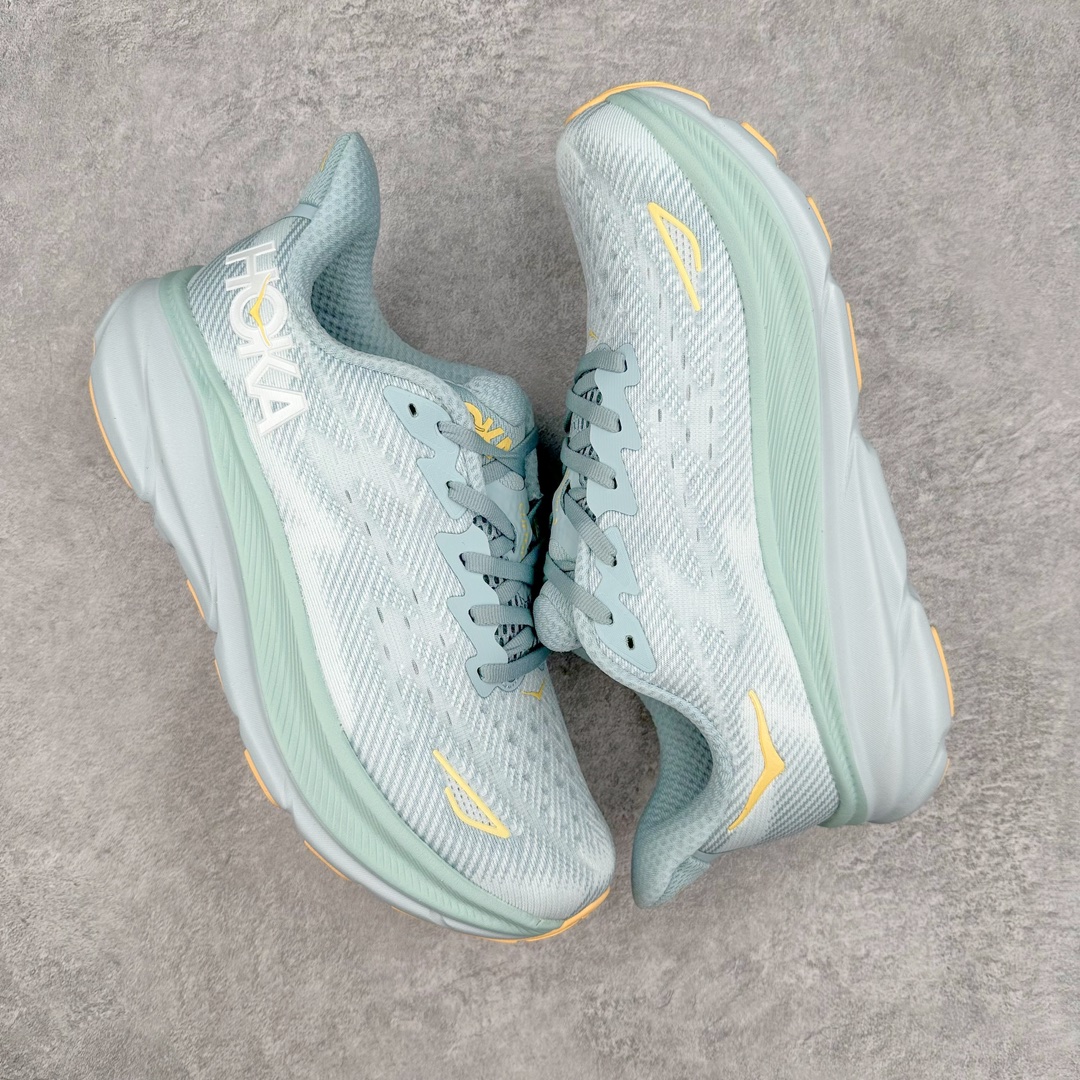 图片[3]-＃夏日福利特价 HOKA ONE ONE Clifton 克里夫顿9代专业性能减震公路跑步鞋 轻盈透气的针织网面和纱线的使用让鞋面更挺拔 增强鞋面的强度和支撑性能 搭配柔软的鞋舌 让双脚在舒适包裹中跑的更加畅快 全新泡棉中底 柔软的同时增强回弹性能 为不同跑者提供更平稳流畅的脚感 带来全面的缓冲保护 根据人体工程学设计的延长拉襟 后跟处弹软的海绵填充舒适固定 避免掉跟和摩擦 相比上一代光滑的内衬 Clifton 9的内衬增强了摩擦力 避免双脚在鞋内滑动 尺码：36 36.5 37.5 38 38.5 39 40 40.5 41 42 42.5 43 44 44.5 45-选品中心