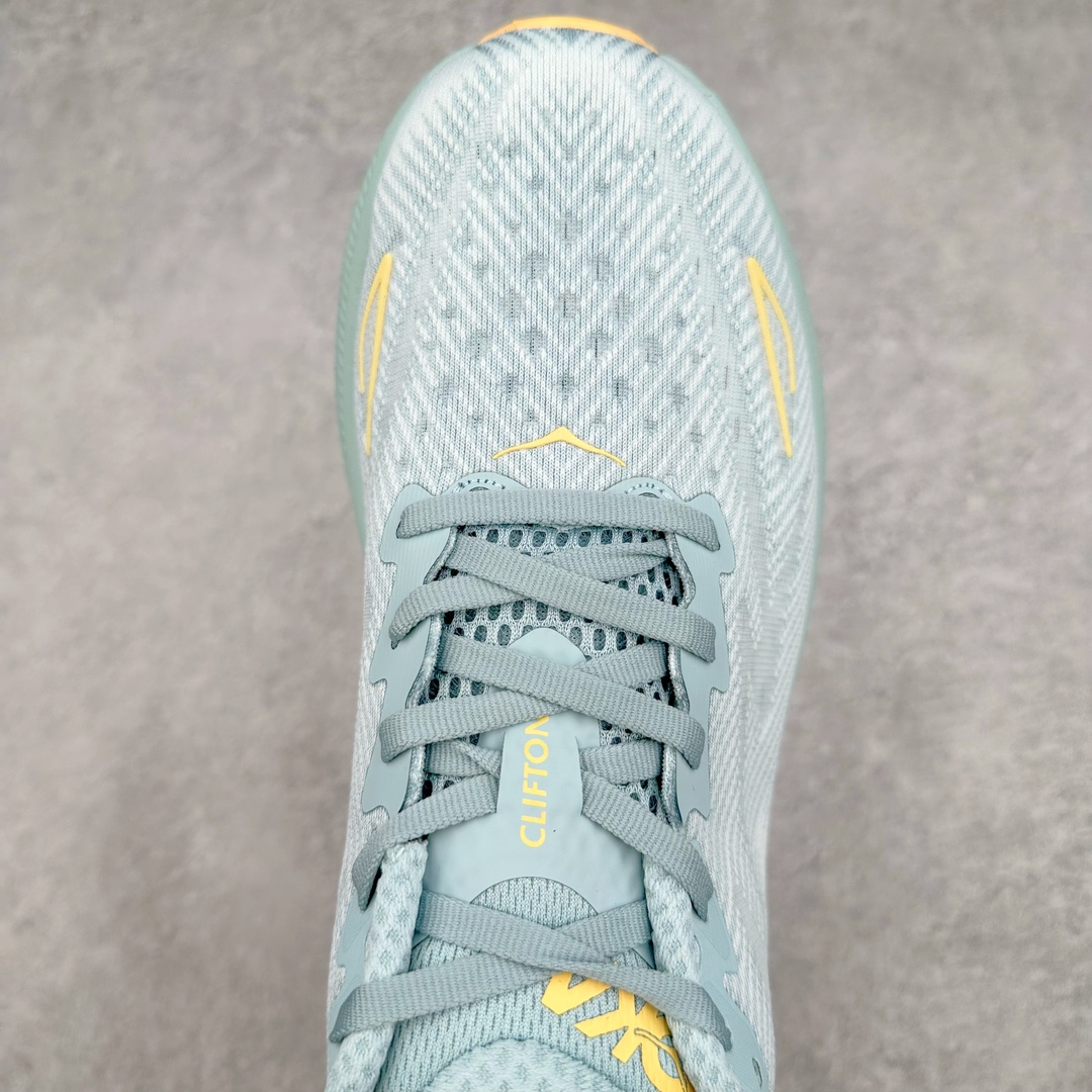 图片[4]-＃夏日福利特价 HOKA ONE ONE Clifton 克里夫顿9代专业性能减震公路跑步鞋 轻盈透气的针织网面和纱线的使用让鞋面更挺拔 增强鞋面的强度和支撑性能 搭配柔软的鞋舌 让双脚在舒适包裹中跑的更加畅快 全新泡棉中底 柔软的同时增强回弹性能 为不同跑者提供更平稳流畅的脚感 带来全面的缓冲保护 根据人体工程学设计的延长拉襟 后跟处弹软的海绵填充舒适固定 避免掉跟和摩擦 相比上一代光滑的内衬 Clifton 9的内衬增强了摩擦力 避免双脚在鞋内滑动 尺码：36 36.5 37.5 38 38.5 39 40 40.5 41 42 42.5 43 44 44.5 45-选品中心