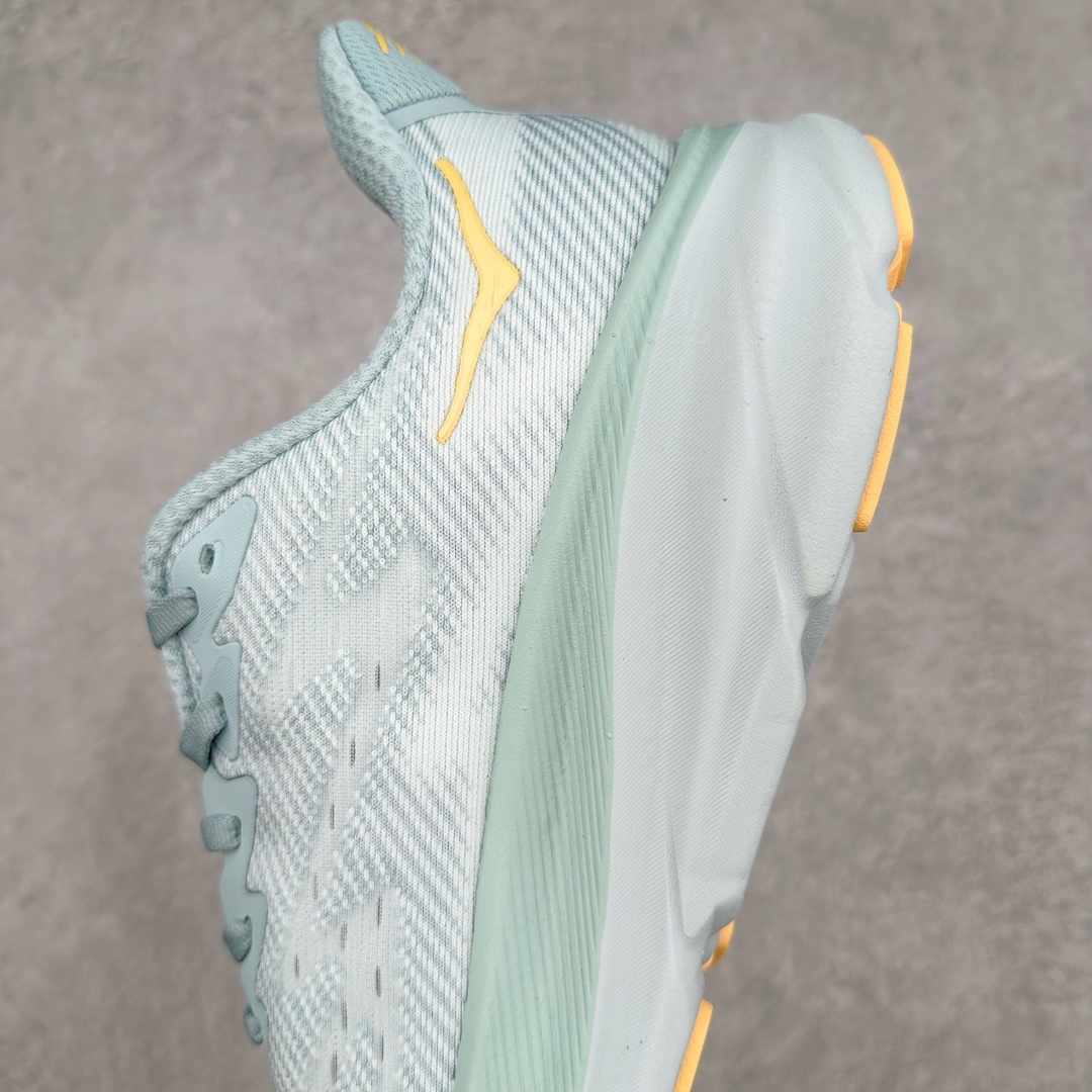 图片[7]-＃夏日福利特价 HOKA ONE ONE Clifton 克里夫顿9代专业性能减震公路跑步鞋 轻盈透气的针织网面和纱线的使用让鞋面更挺拔 增强鞋面的强度和支撑性能 搭配柔软的鞋舌 让双脚在舒适包裹中跑的更加畅快 全新泡棉中底 柔软的同时增强回弹性能 为不同跑者提供更平稳流畅的脚感 带来全面的缓冲保护 根据人体工程学设计的延长拉襟 后跟处弹软的海绵填充舒适固定 避免掉跟和摩擦 相比上一代光滑的内衬 Clifton 9的内衬增强了摩擦力 避免双脚在鞋内滑动 尺码：36 36.5 37.5 38 38.5 39 40 40.5 41 42 42.5 43 44 44.5 45-选品中心