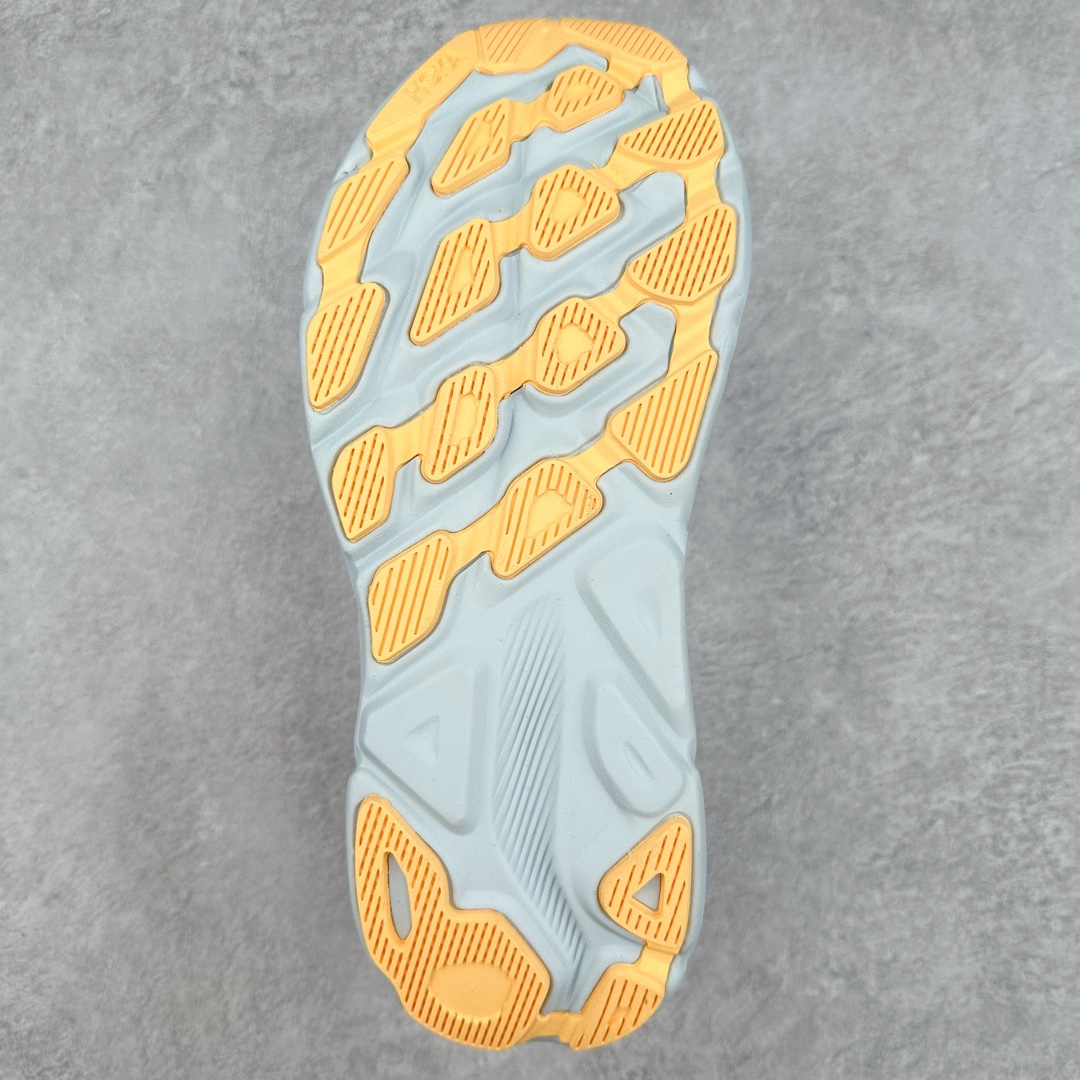 图片[9]-＃夏日福利特价 HOKA ONE ONE Clifton 克里夫顿9代专业性能减震公路跑步鞋 轻盈透气的针织网面和纱线的使用让鞋面更挺拔 增强鞋面的强度和支撑性能 搭配柔软的鞋舌 让双脚在舒适包裹中跑的更加畅快 全新泡棉中底 柔软的同时增强回弹性能 为不同跑者提供更平稳流畅的脚感 带来全面的缓冲保护 根据人体工程学设计的延长拉襟 后跟处弹软的海绵填充舒适固定 避免掉跟和摩擦 相比上一代光滑的内衬 Clifton 9的内衬增强了摩擦力 避免双脚在鞋内滑动 尺码：36 36.5 37.5 38 38.5 39 40 40.5 41 42 42.5 43 44 44.5 45-选品中心