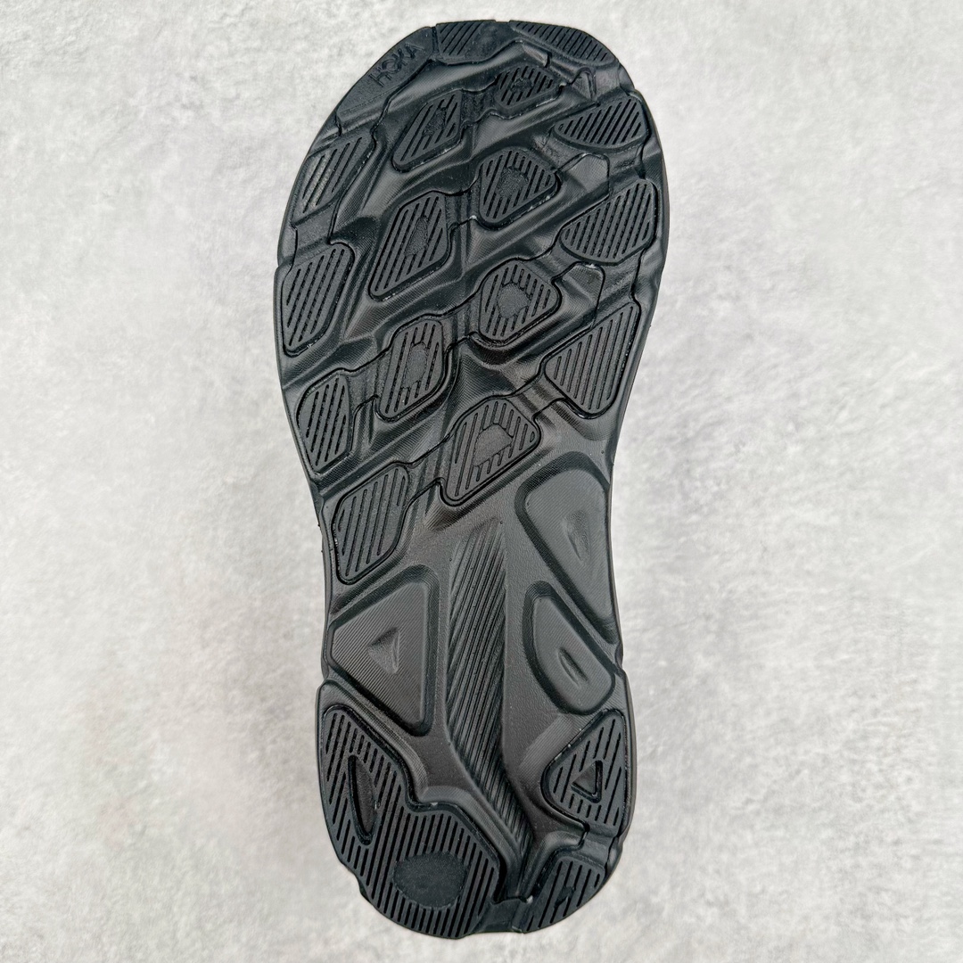 图片[9]-＃夏日福利特价 HOKA ONE ONE Clifton 克里夫顿9代专业性能减震公路跑步鞋 轻盈透气的针织网面和纱线的使用让鞋面更挺拔 增强鞋面的强度和支撑性能 搭配柔软的鞋舌 让双脚在舒适包裹中跑的更加畅快 全新泡棉中底 柔软的同时增强回弹性能 为不同跑者提供更平稳流畅的脚感 带来全面的缓冲保护 根据人体工程学设计的延长拉襟 后跟处弹软的海绵填充舒适固定 避免掉跟和摩擦 相比上一代光滑的内衬 Clifton 9的内衬增强了摩擦力 避免双脚在鞋内滑动 尺码：36 36.5 37.5 38 38.5 39 40 40.5 41 42 42.5 43 44 44.5 45-选品中心