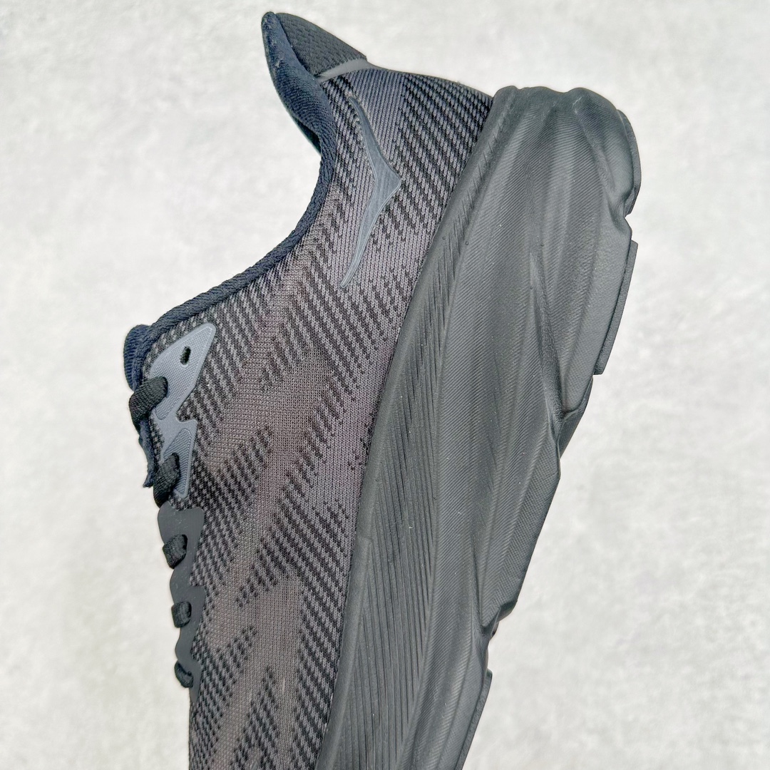 图片[7]-＃夏日福利特价 HOKA ONE ONE Clifton 克里夫顿9代专业性能减震公路跑步鞋 轻盈透气的针织网面和纱线的使用让鞋面更挺拔 增强鞋面的强度和支撑性能 搭配柔软的鞋舌 让双脚在舒适包裹中跑的更加畅快 全新泡棉中底 柔软的同时增强回弹性能 为不同跑者提供更平稳流畅的脚感 带来全面的缓冲保护 根据人体工程学设计的延长拉襟 后跟处弹软的海绵填充舒适固定 避免掉跟和摩擦 相比上一代光滑的内衬 Clifton 9的内衬增强了摩擦力 避免双脚在鞋内滑动 尺码：36 36.5 37.5 38 38.5 39 40 40.5 41 42 42.5 43 44 44.5 45-选品中心