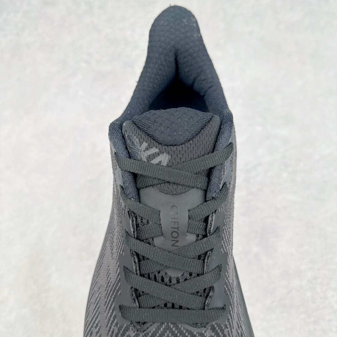 图片[5]-＃夏日福利特价 HOKA ONE ONE Clifton 克里夫顿9代专业性能减震公路跑步鞋 轻盈透气的针织网面和纱线的使用让鞋面更挺拔 增强鞋面的强度和支撑性能 搭配柔软的鞋舌 让双脚在舒适包裹中跑的更加畅快 全新泡棉中底 柔软的同时增强回弹性能 为不同跑者提供更平稳流畅的脚感 带来全面的缓冲保护 根据人体工程学设计的延长拉襟 后跟处弹软的海绵填充舒适固定 避免掉跟和摩擦 相比上一代光滑的内衬 Clifton 9的内衬增强了摩擦力 避免双脚在鞋内滑动 尺码：36 36.5 37.5 38 38.5 39 40 40.5 41 42 42.5 43 44 44.5 45-选品中心