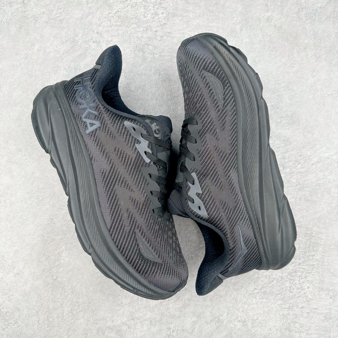 图片[3]-＃夏日福利特价 HOKA ONE ONE Clifton 克里夫顿9代专业性能减震公路跑步鞋 轻盈透气的针织网面和纱线的使用让鞋面更挺拔 增强鞋面的强度和支撑性能 搭配柔软的鞋舌 让双脚在舒适包裹中跑的更加畅快 全新泡棉中底 柔软的同时增强回弹性能 为不同跑者提供更平稳流畅的脚感 带来全面的缓冲保护 根据人体工程学设计的延长拉襟 后跟处弹软的海绵填充舒适固定 避免掉跟和摩擦 相比上一代光滑的内衬 Clifton 9的内衬增强了摩擦力 避免双脚在鞋内滑动 尺码：36 36.5 37.5 38 38.5 39 40 40.5 41 42 42.5 43 44 44.5 45-选品中心