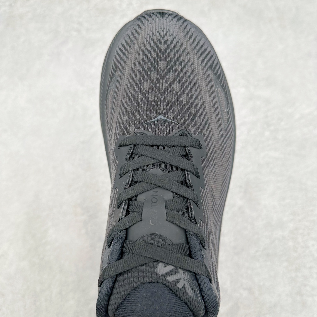 图片[4]-＃夏日福利特价 HOKA ONE ONE Clifton 克里夫顿9代专业性能减震公路跑步鞋 轻盈透气的针织网面和纱线的使用让鞋面更挺拔 增强鞋面的强度和支撑性能 搭配柔软的鞋舌 让双脚在舒适包裹中跑的更加畅快 全新泡棉中底 柔软的同时增强回弹性能 为不同跑者提供更平稳流畅的脚感 带来全面的缓冲保护 根据人体工程学设计的延长拉襟 后跟处弹软的海绵填充舒适固定 避免掉跟和摩擦 相比上一代光滑的内衬 Clifton 9的内衬增强了摩擦力 避免双脚在鞋内滑动 尺码：36 36.5 37.5 38 38.5 39 40 40.5 41 42 42.5 43 44 44.5 45-选品中心