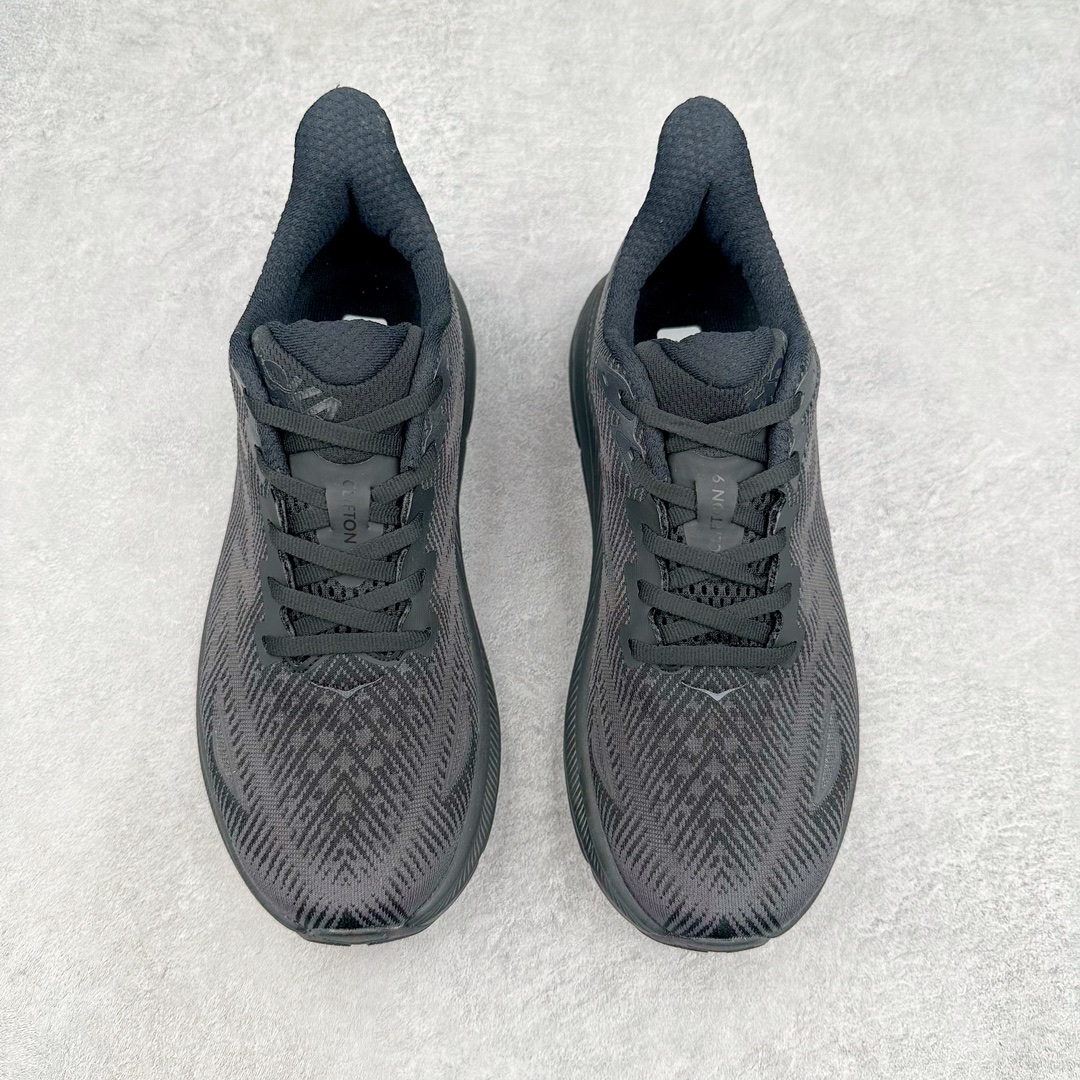 图片[2]-＃夏日福利特价 HOKA ONE ONE Clifton 克里夫顿9代专业性能减震公路跑步鞋 轻盈透气的针织网面和纱线的使用让鞋面更挺拔 增强鞋面的强度和支撑性能 搭配柔软的鞋舌 让双脚在舒适包裹中跑的更加畅快 全新泡棉中底 柔软的同时增强回弹性能 为不同跑者提供更平稳流畅的脚感 带来全面的缓冲保护 根据人体工程学设计的延长拉襟 后跟处弹软的海绵填充舒适固定 避免掉跟和摩擦 相比上一代光滑的内衬 Clifton 9的内衬增强了摩擦力 避免双脚在鞋内滑动 尺码：36 36.5 37.5 38 38.5 39 40 40.5 41 42 42.5 43 44 44.5 45-选品中心