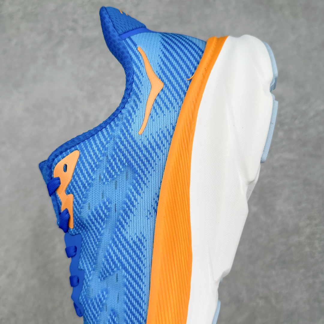 图片[7]-＃夏日福利特价 HOKA ONE ONE Clifton 克里夫顿9代专业性能减震公路跑步鞋 轻盈透气的针织网面和纱线的使用让鞋面更挺拔 增强鞋面的强度和支撑性能 搭配柔软的鞋舌 让双脚在舒适包裹中跑的更加畅快 全新泡棉中底 柔软的同时增强回弹性能 为不同跑者提供更平稳流畅的脚感 带来全面的缓冲保护 根据人体工程学设计的延长拉襟 后跟处弹软的海绵填充舒适固定 避免掉跟和摩擦 相比上一代光滑的内衬 Clifton 9的内衬增强了摩擦力 避免双脚在鞋内滑动 尺码：36 36.5 37.5 38 38.5 39 40 40.5 41 42 42.5 43 44 44.5 45-选品中心
