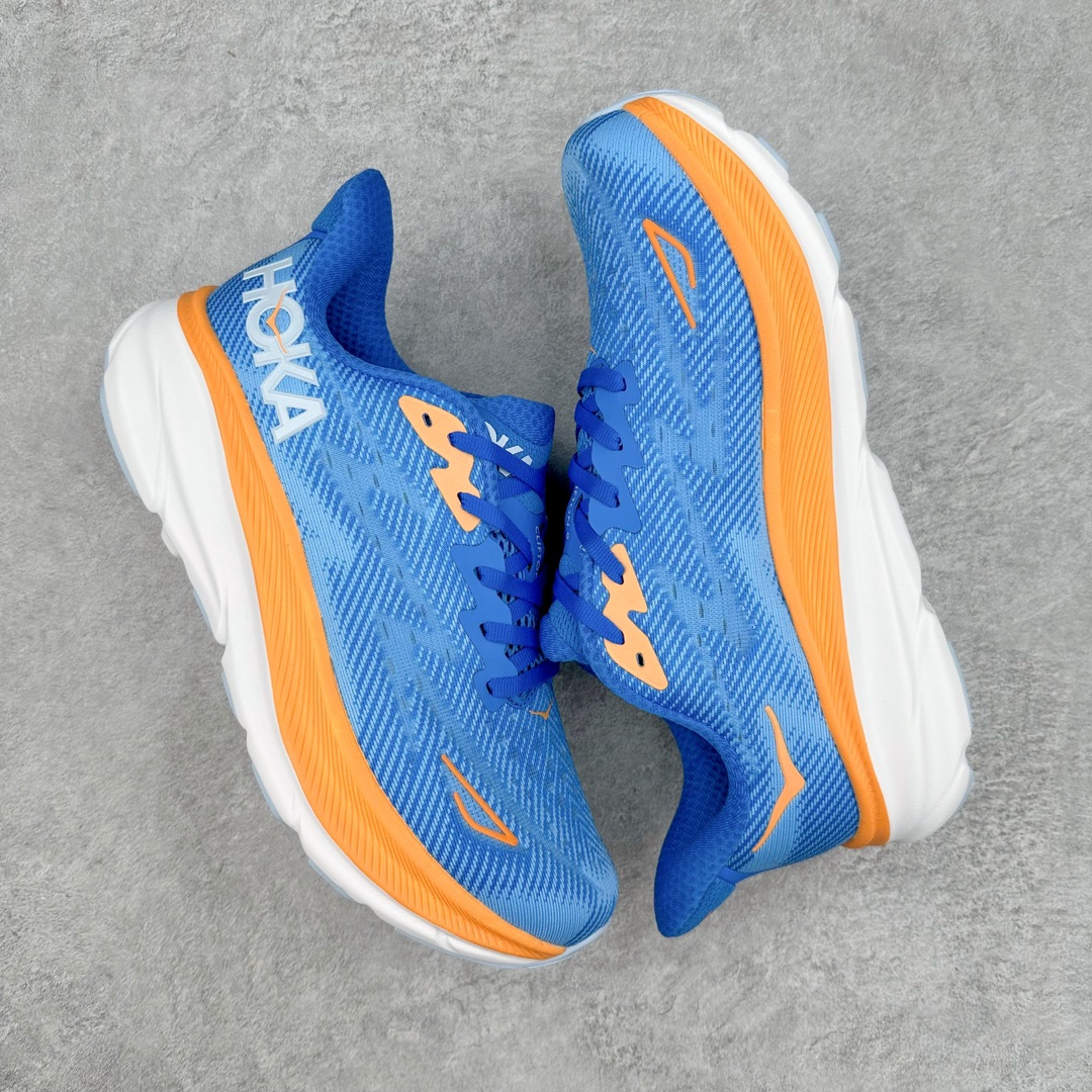 图片[3]-＃夏日福利特价 HOKA ONE ONE Clifton 克里夫顿9代专业性能减震公路跑步鞋 轻盈透气的针织网面和纱线的使用让鞋面更挺拔 增强鞋面的强度和支撑性能 搭配柔软的鞋舌 让双脚在舒适包裹中跑的更加畅快 全新泡棉中底 柔软的同时增强回弹性能 为不同跑者提供更平稳流畅的脚感 带来全面的缓冲保护 根据人体工程学设计的延长拉襟 后跟处弹软的海绵填充舒适固定 避免掉跟和摩擦 相比上一代光滑的内衬 Clifton 9的内衬增强了摩擦力 避免双脚在鞋内滑动 尺码：36 36.5 37.5 38 38.5 39 40 40.5 41 42 42.5 43 44 44.5 45-选品中心