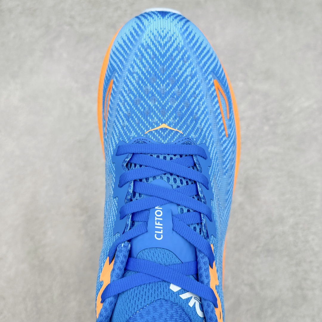 图片[4]-＃夏日福利特价 HOKA ONE ONE Clifton 克里夫顿9代专业性能减震公路跑步鞋 轻盈透气的针织网面和纱线的使用让鞋面更挺拔 增强鞋面的强度和支撑性能 搭配柔软的鞋舌 让双脚在舒适包裹中跑的更加畅快 全新泡棉中底 柔软的同时增强回弹性能 为不同跑者提供更平稳流畅的脚感 带来全面的缓冲保护 根据人体工程学设计的延长拉襟 后跟处弹软的海绵填充舒适固定 避免掉跟和摩擦 相比上一代光滑的内衬 Clifton 9的内衬增强了摩擦力 避免双脚在鞋内滑动 尺码：36 36.5 37.5 38 38.5 39 40 40.5 41 42 42.5 43 44 44.5 45-选品中心