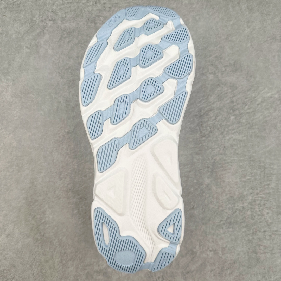 图片[9]-＃夏日福利特价 HOKA ONE ONE Clifton 克里夫顿9代专业性能减震公路跑步鞋 轻盈透气的针织网面和纱线的使用让鞋面更挺拔 增强鞋面的强度和支撑性能 搭配柔软的鞋舌 让双脚在舒适包裹中跑的更加畅快 全新泡棉中底 柔软的同时增强回弹性能 为不同跑者提供更平稳流畅的脚感 带来全面的缓冲保护 根据人体工程学设计的延长拉襟 后跟处弹软的海绵填充舒适固定 避免掉跟和摩擦 相比上一代光滑的内衬 Clifton 9的内衬增强了摩擦力 避免双脚在鞋内滑动 尺码：36 36.5 37.5 38 38.5 39 40 40.5 41 42 42.5 43 44 44.5 45-选品中心
