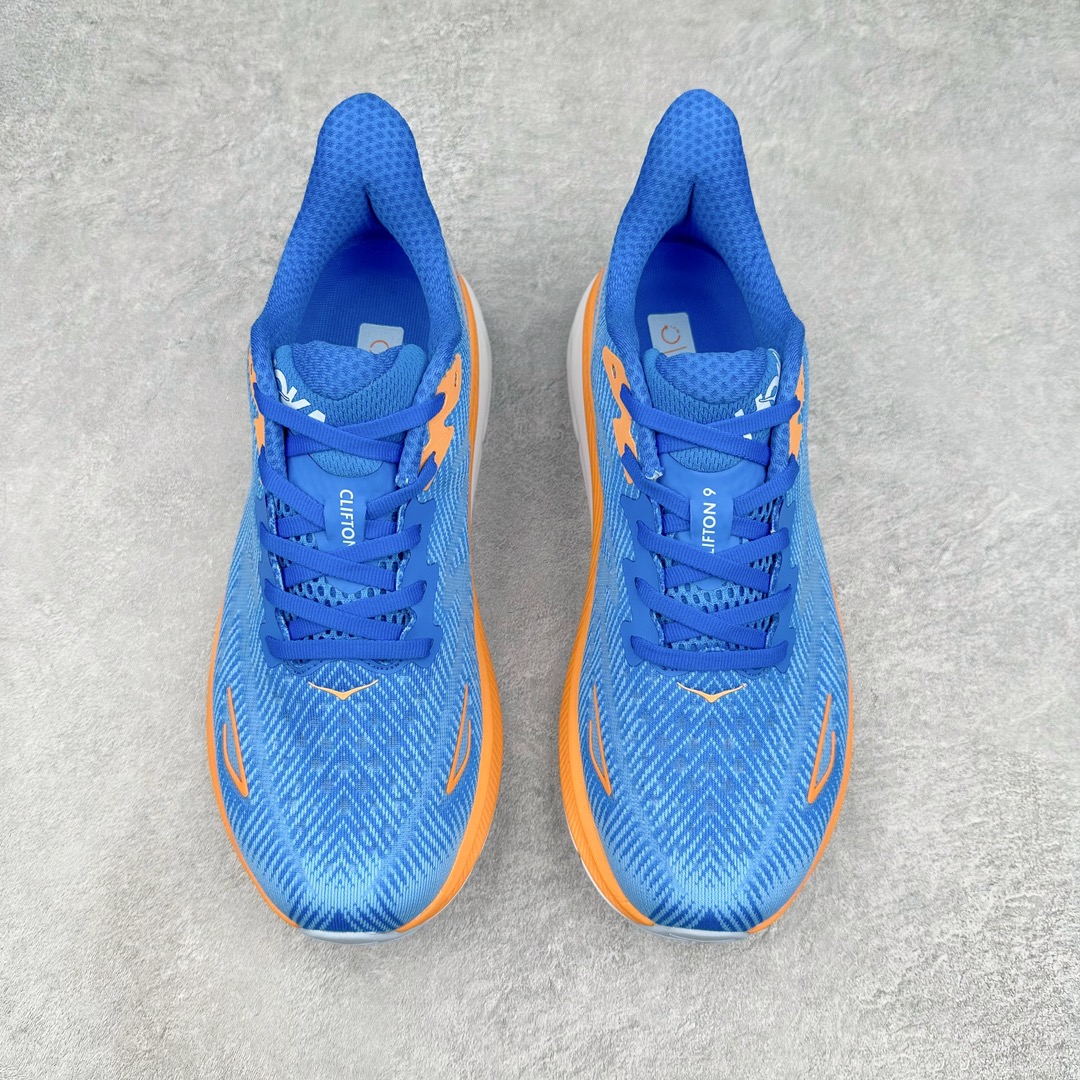 图片[2]-＃夏日福利特价 HOKA ONE ONE Clifton 克里夫顿9代专业性能减震公路跑步鞋 轻盈透气的针织网面和纱线的使用让鞋面更挺拔 增强鞋面的强度和支撑性能 搭配柔软的鞋舌 让双脚在舒适包裹中跑的更加畅快 全新泡棉中底 柔软的同时增强回弹性能 为不同跑者提供更平稳流畅的脚感 带来全面的缓冲保护 根据人体工程学设计的延长拉襟 后跟处弹软的海绵填充舒适固定 避免掉跟和摩擦 相比上一代光滑的内衬 Clifton 9的内衬增强了摩擦力 避免双脚在鞋内滑动 尺码：36 36.5 37.5 38 38.5 39 40 40.5 41 42 42.5 43 44 44.5 45-选品中心