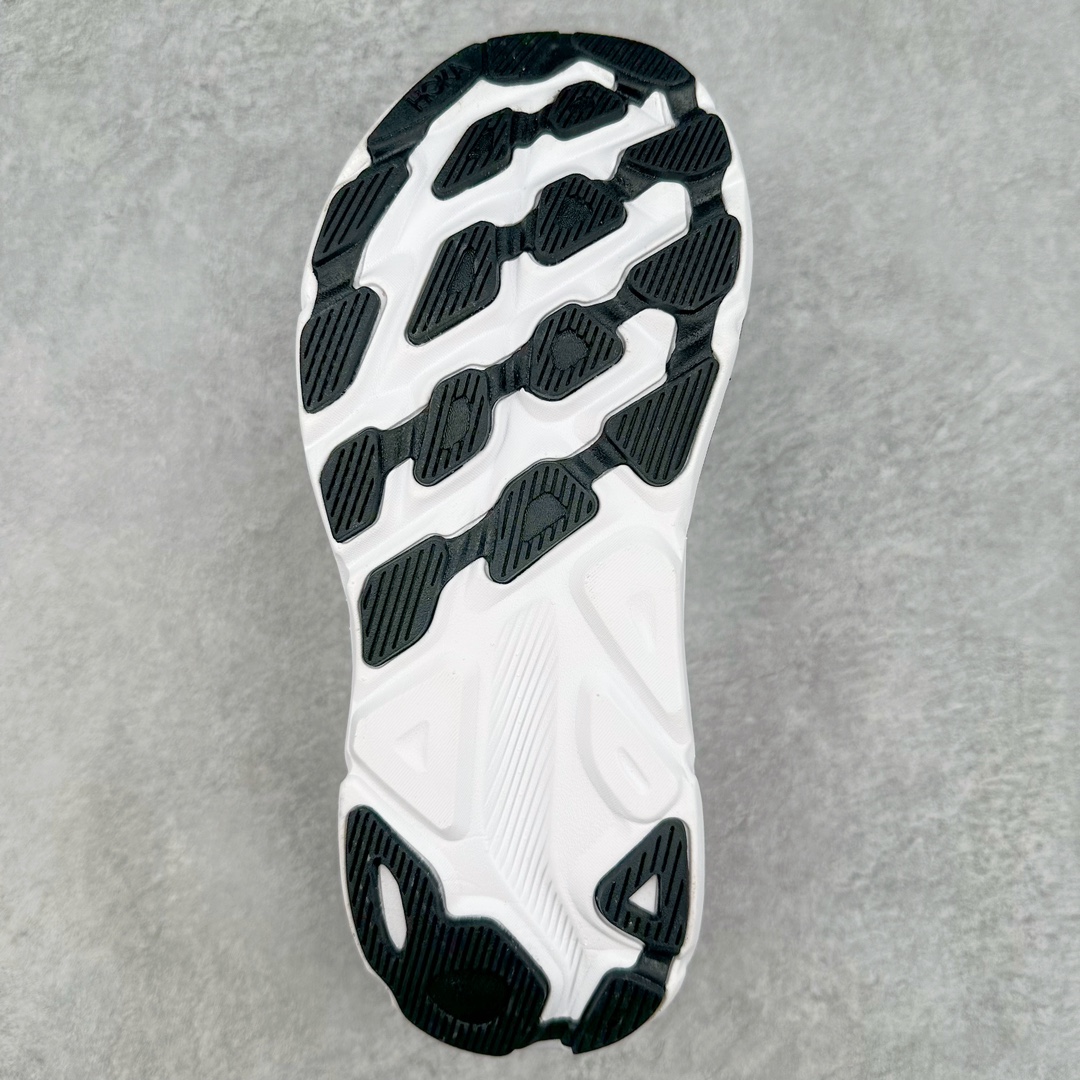图片[9]-＃夏日福利特价 HOKA ONE ONE Clifton 克里夫顿9代专业性能减震公路跑步鞋 轻盈透气的针织网面和纱线的使用让鞋面更挺拔 增强鞋面的强度和支撑性能 搭配柔软的鞋舌 让双脚在舒适包裹中跑的更加畅快 全新泡棉中底 柔软的同时增强回弹性能 为不同跑者提供更平稳流畅的脚感 带来全面的缓冲保护 根据人体工程学设计的延长拉襟 后跟处弹软的海绵填充舒适固定 避免掉跟和摩擦 相比上一代光滑的内衬 Clifton 9的内衬增强了摩擦力 避免双脚在鞋内滑动 尺码：36 36.5 37.5 38 38.5 39 40 40.5 41 42 42.5 43 44 44.5 45-选品中心