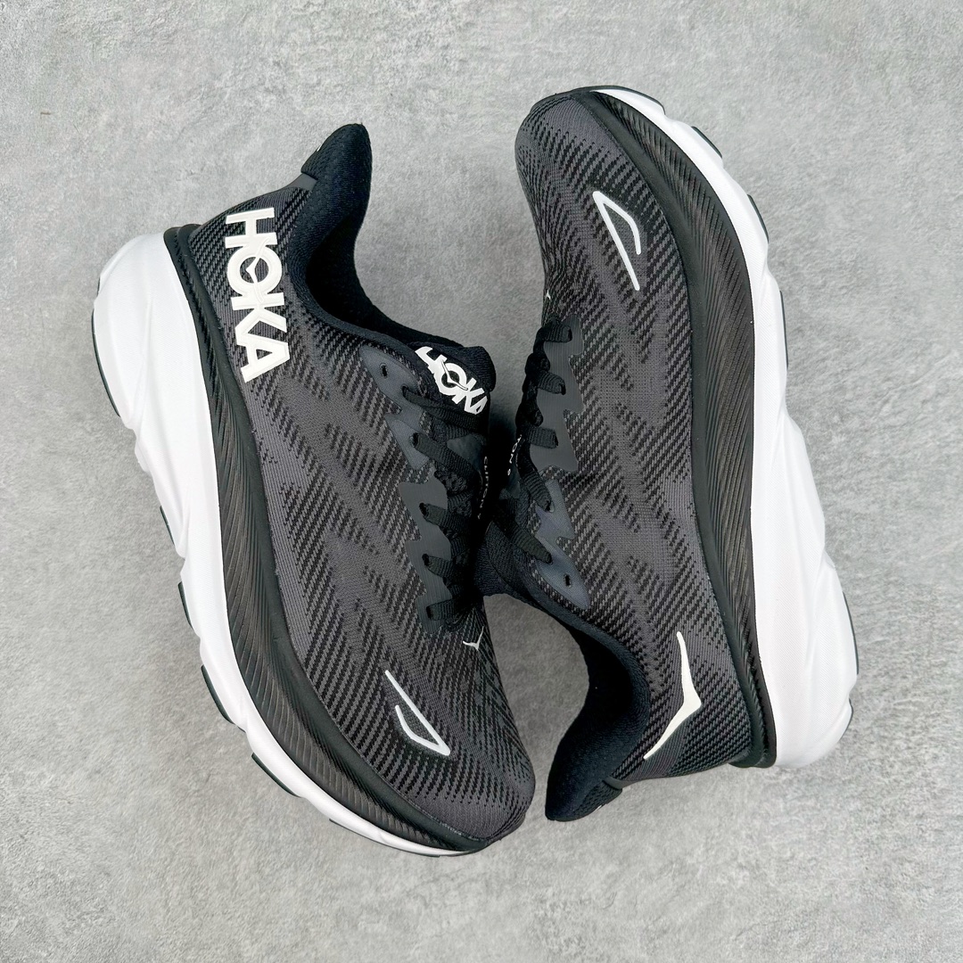 图片[3]-＃夏日福利特价 HOKA ONE ONE Clifton 克里夫顿9代专业性能减震公路跑步鞋 轻盈透气的针织网面和纱线的使用让鞋面更挺拔 增强鞋面的强度和支撑性能 搭配柔软的鞋舌 让双脚在舒适包裹中跑的更加畅快 全新泡棉中底 柔软的同时增强回弹性能 为不同跑者提供更平稳流畅的脚感 带来全面的缓冲保护 根据人体工程学设计的延长拉襟 后跟处弹软的海绵填充舒适固定 避免掉跟和摩擦 相比上一代光滑的内衬 Clifton 9的内衬增强了摩擦力 避免双脚在鞋内滑动 尺码：36 36.5 37.5 38 38.5 39 40 40.5 41 42 42.5 43 44 44.5 45-选品中心