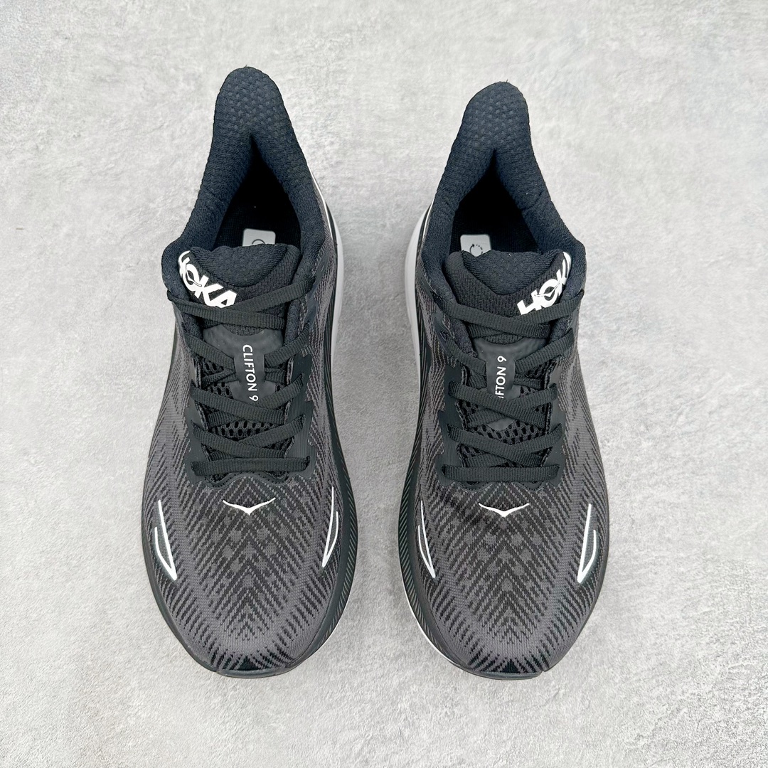 图片[2]-＃夏日福利特价 HOKA ONE ONE Clifton 克里夫顿9代专业性能减震公路跑步鞋 轻盈透气的针织网面和纱线的使用让鞋面更挺拔 增强鞋面的强度和支撑性能 搭配柔软的鞋舌 让双脚在舒适包裹中跑的更加畅快 全新泡棉中底 柔软的同时增强回弹性能 为不同跑者提供更平稳流畅的脚感 带来全面的缓冲保护 根据人体工程学设计的延长拉襟 后跟处弹软的海绵填充舒适固定 避免掉跟和摩擦 相比上一代光滑的内衬 Clifton 9的内衬增强了摩擦力 避免双脚在鞋内滑动 尺码：36 36.5 37.5 38 38.5 39 40 40.5 41 42 42.5 43 44 44.5 45-选品中心