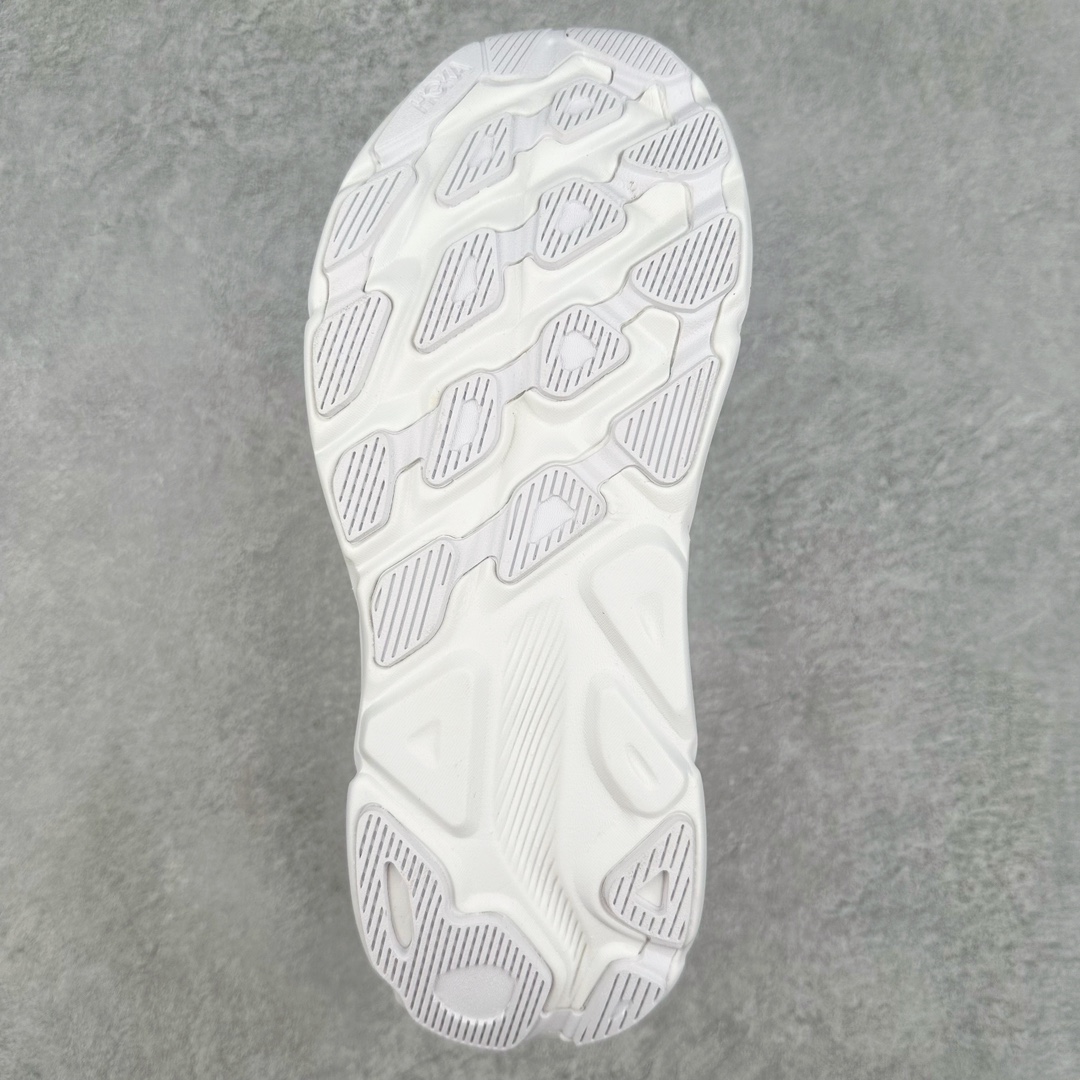 图片[9]-＃夏日福利特价 HOKA ONE ONE Clifton 克里夫顿9代专业性能减震公路跑步鞋 轻盈透气的针织网面和纱线的使用让鞋面更挺拔 增强鞋面的强度和支撑性能 搭配柔软的鞋舌 让双脚在舒适包裹中跑的更加畅快 全新泡棉中底 柔软的同时增强回弹性能 为不同跑者提供更平稳流畅的脚感 带来全面的缓冲保护 根据人体工程学设计的延长拉襟 后跟处弹软的海绵填充舒适固定 避免掉跟和摩擦 相比上一代光滑的内衬 Clifton 9的内衬增强了摩擦力 避免双脚在鞋内滑动 尺码：36 36.5 37.5 38 38.5 39 40 40.5 41 42 42.5 43 44 44.5 45-选品中心