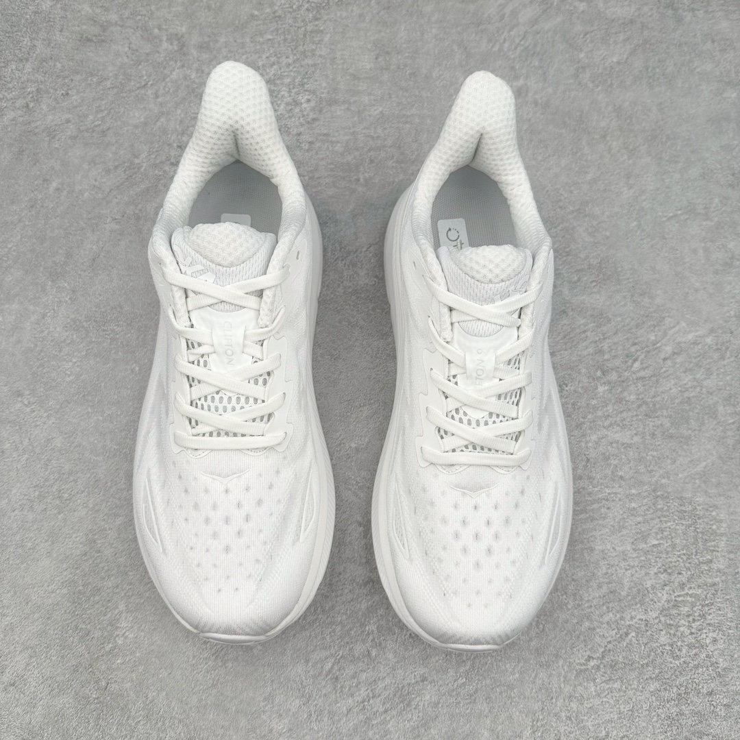 图片[2]-＃夏日福利特价 HOKA ONE ONE Clifton 克里夫顿9代专业性能减震公路跑步鞋 轻盈透气的针织网面和纱线的使用让鞋面更挺拔 增强鞋面的强度和支撑性能 搭配柔软的鞋舌 让双脚在舒适包裹中跑的更加畅快 全新泡棉中底 柔软的同时增强回弹性能 为不同跑者提供更平稳流畅的脚感 带来全面的缓冲保护 根据人体工程学设计的延长拉襟 后跟处弹软的海绵填充舒适固定 避免掉跟和摩擦 相比上一代光滑的内衬 Clifton 9的内衬增强了摩擦力 避免双脚在鞋内滑动 尺码：36 36.5 37.5 38 38.5 39 40 40.5 41 42 42.5 43 44 44.5 45-选品中心