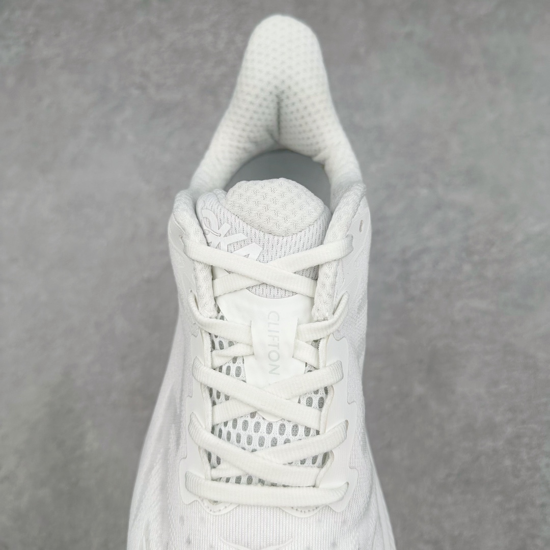 图片[5]-＃夏日福利特价 HOKA ONE ONE Clifton 克里夫顿9代专业性能减震公路跑步鞋 轻盈透气的针织网面和纱线的使用让鞋面更挺拔 增强鞋面的强度和支撑性能 搭配柔软的鞋舌 让双脚在舒适包裹中跑的更加畅快 全新泡棉中底 柔软的同时增强回弹性能 为不同跑者提供更平稳流畅的脚感 带来全面的缓冲保护 根据人体工程学设计的延长拉襟 后跟处弹软的海绵填充舒适固定 避免掉跟和摩擦 相比上一代光滑的内衬 Clifton 9的内衬增强了摩擦力 避免双脚在鞋内滑动 尺码：36 36.5 37.5 38 38.5 39 40 40.5 41 42 42.5 43 44 44.5 45-选品中心