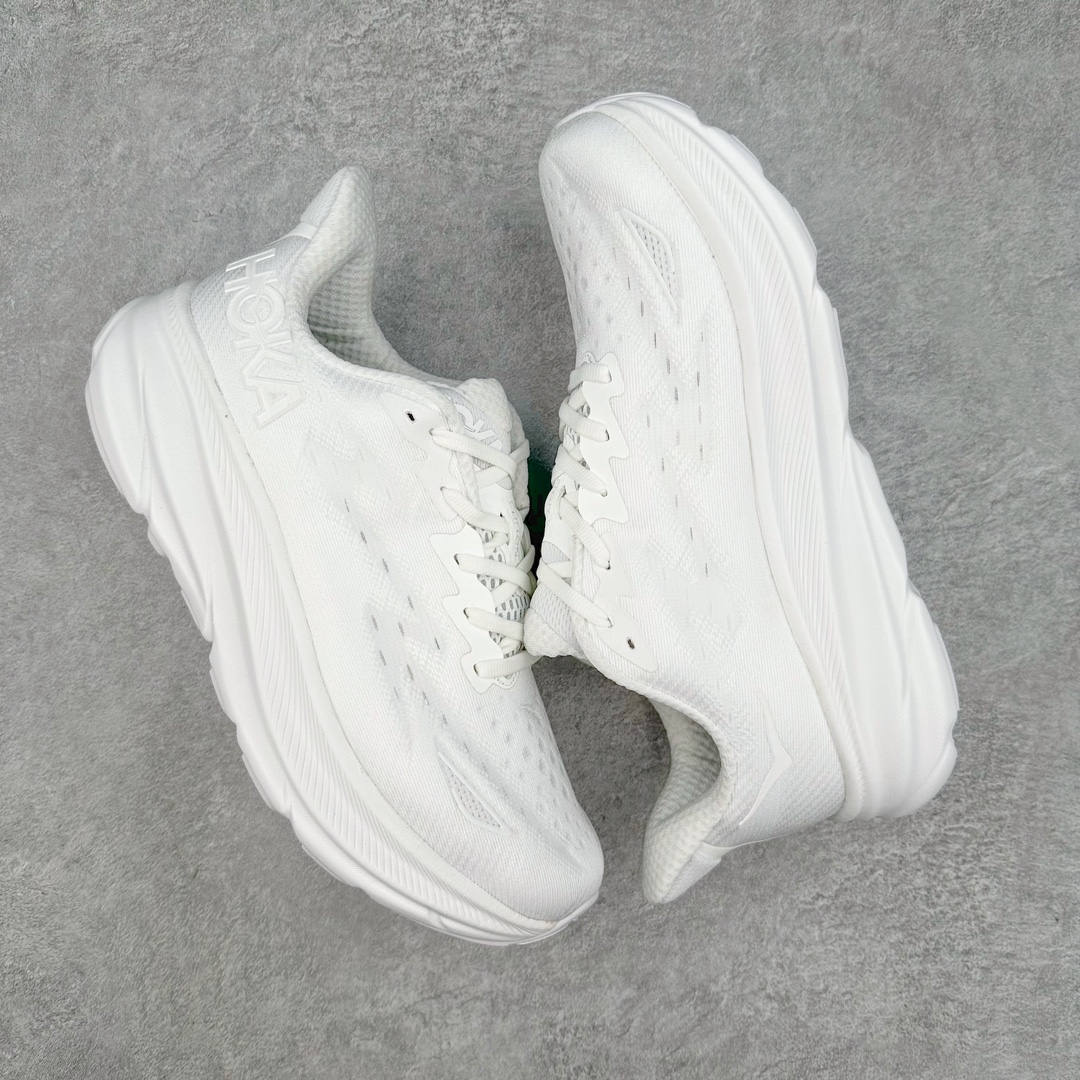 图片[3]-＃夏日福利特价 HOKA ONE ONE Clifton 克里夫顿9代专业性能减震公路跑步鞋 轻盈透气的针织网面和纱线的使用让鞋面更挺拔 增强鞋面的强度和支撑性能 搭配柔软的鞋舌 让双脚在舒适包裹中跑的更加畅快 全新泡棉中底 柔软的同时增强回弹性能 为不同跑者提供更平稳流畅的脚感 带来全面的缓冲保护 根据人体工程学设计的延长拉襟 后跟处弹软的海绵填充舒适固定 避免掉跟和摩擦 相比上一代光滑的内衬 Clifton 9的内衬增强了摩擦力 避免双脚在鞋内滑动 尺码：36 36.5 37.5 38 38.5 39 40 40.5 41 42 42.5 43 44 44.5 45-选品中心