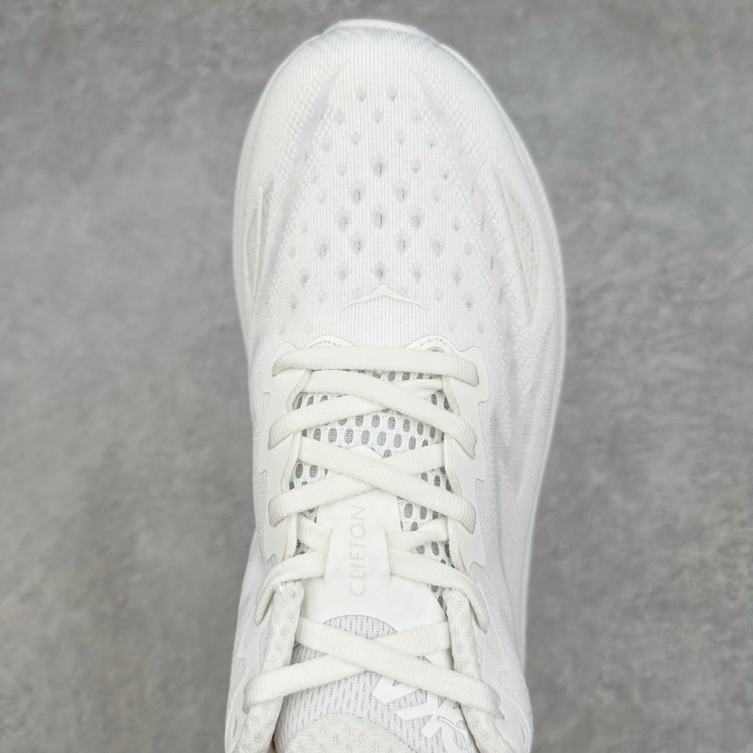 图片[4]-＃夏日福利特价 HOKA ONE ONE Clifton 克里夫顿9代专业性能减震公路跑步鞋 轻盈透气的针织网面和纱线的使用让鞋面更挺拔 增强鞋面的强度和支撑性能 搭配柔软的鞋舌 让双脚在舒适包裹中跑的更加畅快 全新泡棉中底 柔软的同时增强回弹性能 为不同跑者提供更平稳流畅的脚感 带来全面的缓冲保护 根据人体工程学设计的延长拉襟 后跟处弹软的海绵填充舒适固定 避免掉跟和摩擦 相比上一代光滑的内衬 Clifton 9的内衬增强了摩擦力 避免双脚在鞋内滑动 尺码：36 36.5 37.5 38 38.5 39 40 40.5 41 42 42.5 43 44 44.5 45-选品中心