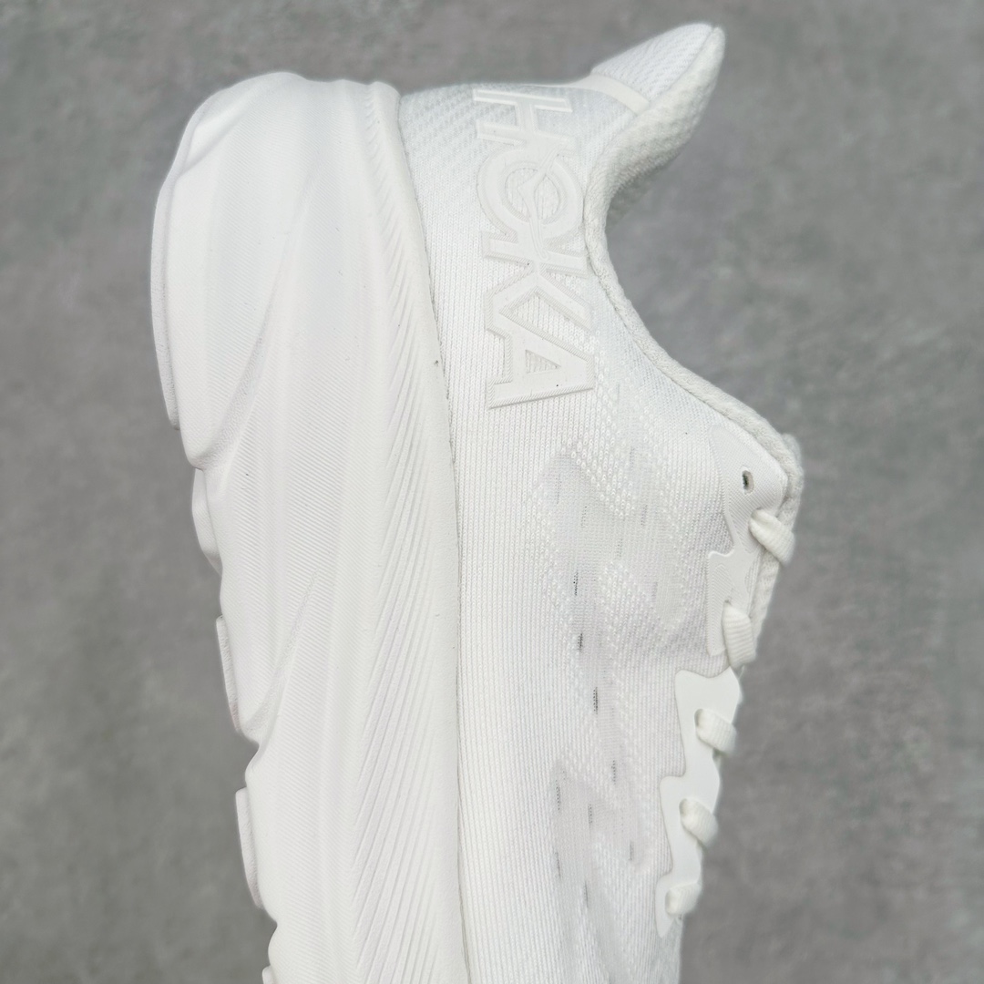 图片[6]-＃夏日福利特价 HOKA ONE ONE Clifton 克里夫顿9代专业性能减震公路跑步鞋 轻盈透气的针织网面和纱线的使用让鞋面更挺拔 增强鞋面的强度和支撑性能 搭配柔软的鞋舌 让双脚在舒适包裹中跑的更加畅快 全新泡棉中底 柔软的同时增强回弹性能 为不同跑者提供更平稳流畅的脚感 带来全面的缓冲保护 根据人体工程学设计的延长拉襟 后跟处弹软的海绵填充舒适固定 避免掉跟和摩擦 相比上一代光滑的内衬 Clifton 9的内衬增强了摩擦力 避免双脚在鞋内滑动 尺码：36 36.5 37.5 38 38.5 39 40 40.5 41 42 42.5 43 44 44.5 45-选品中心