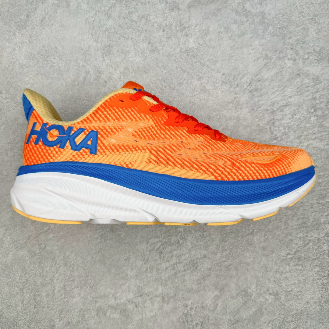 ＃夏日福利特价 HOKA ONE ONE Clifton 克里夫顿9代专业性能减震公路跑步鞋 轻盈透气的针织网面和纱线的使用让鞋面更挺拔 增强鞋面的强度和支撑性能 搭配柔软的鞋舌 让双脚在舒适包裹中跑的更加畅快 全新泡棉中底 柔软的同时增强回弹性能 为不同跑者提供更平稳流畅的脚感 带来全面的缓冲保护 根据人体工程学设计的延长拉襟 后跟处弹软的海绵填充舒适固定 避免掉跟和摩擦 相比上一代光滑的内衬 Clifton 9的内衬增强了摩擦力 避免双脚在鞋内滑动 尺码：36 36.5 37.5 38 38.5 39 40 40.5 41 42 42.5 43 44 44.5 45-选品中心