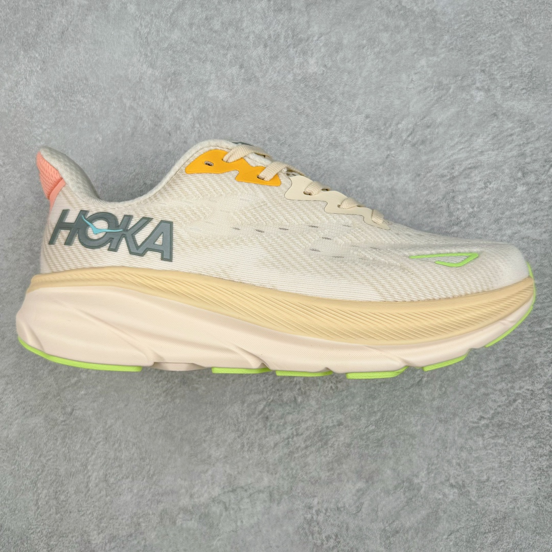 ＃夏日福利特价 HOKA ONE ONE Clifton 克里夫顿9代专业性能减震公路跑步鞋 轻盈透气的针织网面和纱线的使用让鞋面更挺拔 增强鞋面的强度和支撑性能 搭配柔软的鞋舌 让双脚在舒适包裹中跑的更加畅快 全新泡棉中底 柔软的同时增强回弹性能 为不同跑者提供更平稳流畅的脚感 带来全面的缓冲保护 根据人体工程学设计的延长拉襟 后跟处弹软的海绵填充舒适固定 避免掉跟和摩擦 相比上一代光滑的内衬 Clifton 9的内衬增强了摩擦力 避免双脚在鞋内滑动 尺码：36 36.5 37.5 38 38.5 39 40 40.5 41 42 42.5 43 44 44.5 45-选品中心