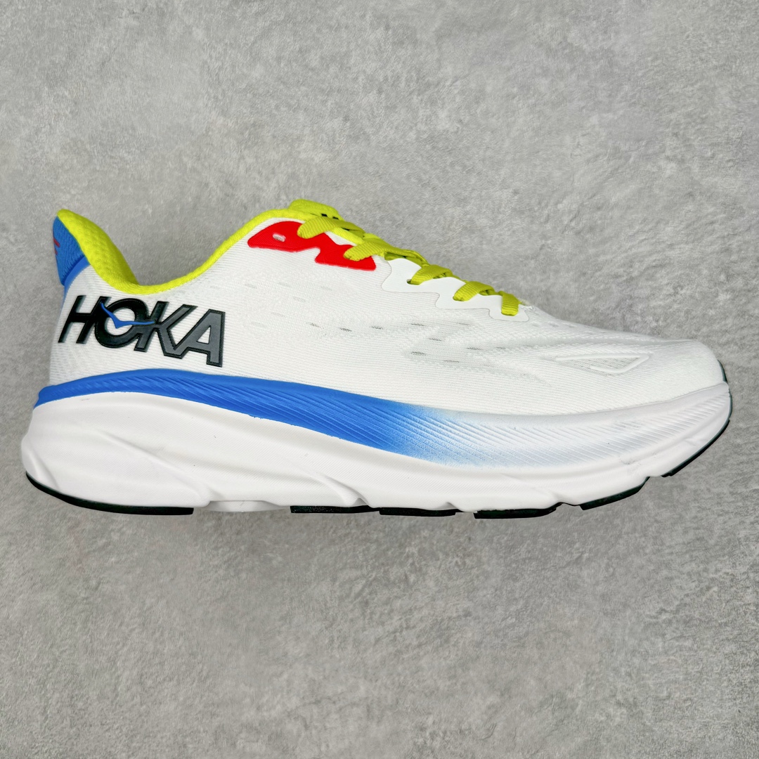 ＃夏日福利特价 HOKA ONE ONE Clifton 克里夫顿9代专业性能减震公路跑步鞋 轻盈透气的针织网面和纱线的使用让鞋面更挺拔 增强鞋面的强度和支撑性能 搭配柔软的鞋舌 让双脚在舒适包裹中跑的更加畅快 全新泡棉中底 柔软的同时增强回弹性能 为不同跑者提供更平稳流畅的脚感 带来全面的缓冲保护 根据人体工程学设计的延长拉襟 后跟处弹软的海绵填充舒适固定 避免掉跟和摩擦 相比上一代光滑的内衬 Clifton 9的内衬增强了摩擦力 避免双脚在鞋内滑动 尺码：36 36.5 37.5 38 38.5 39 40 40.5 41 42 42.5 43 44 44.5 45-选品中心