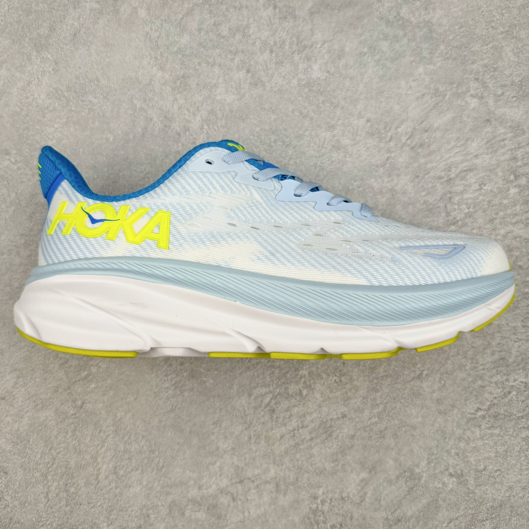 ＃夏日福利特价 HOKA ONE ONE Clifton 克里夫顿9代专业性能减震公路跑步鞋 轻盈透气的针织网面和纱线的使用让鞋面更挺拔 增强鞋面的强度和支撑性能 搭配柔软的鞋舌 让双脚在舒适包裹中跑的更加畅快 全新泡棉中底 柔软的同时增强回弹性能 为不同跑者提供更平稳流畅的脚感 带来全面的缓冲保护 根据人体工程学设计的延长拉襟 后跟处弹软的海绵填充舒适固定 避免掉跟和摩擦 相比上一代光滑的内衬 Clifton 9的内衬增强了摩擦力 避免双脚在鞋内滑动 尺码：36 36.5 37.5 38 38.5 39 40 40.5 41 42 42.5 43 44 44.5 45-选品中心