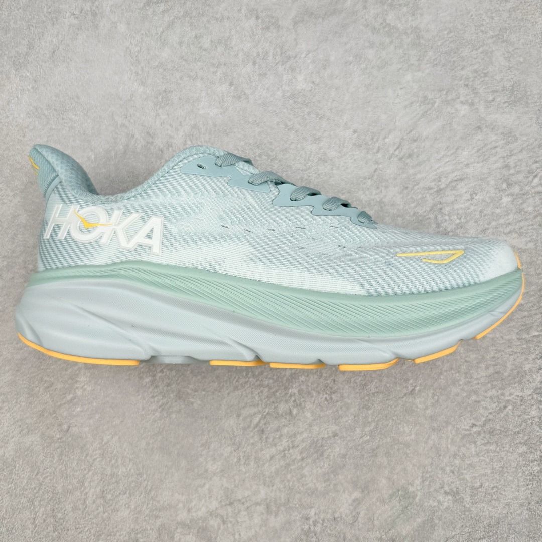 ＃夏日福利特价 HOKA ONE ONE Clifton 克里夫顿9代专业性能减震公路跑步鞋 轻盈透气的针织网面和纱线的使用让鞋面更挺拔 增强鞋面的强度和支撑性能 搭配柔软的鞋舌 让双脚在舒适包裹中跑的更加畅快 全新泡棉中底 柔软的同时增强回弹性能 为不同跑者提供更平稳流畅的脚感 带来全面的缓冲保护 根据人体工程学设计的延长拉襟 后跟处弹软的海绵填充舒适固定 避免掉跟和摩擦 相比上一代光滑的内衬 Clifton 9的内衬增强了摩擦力 避免双脚在鞋内滑动 尺码：36 36.5 37.5 38 38.5 39 40 40.5 41 42 42.5 43 44 44.5 45-选品中心
