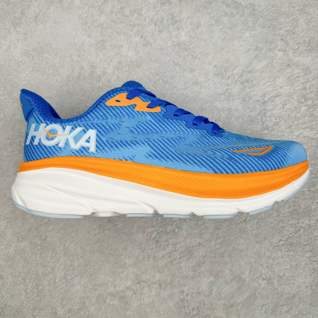 ＃夏日福利特价 HOKA ONE ONE Clifton 克里夫顿9代专业性能减震公路跑步鞋 轻盈透气的针织网面和纱线的使用让鞋面更挺拔 增强鞋面的强度和支撑性能 搭配柔软的鞋舌 让双脚在舒适包裹中跑的更加畅快 全新泡棉中底 柔软的同时增强回弹性能 为不同跑者提供更平稳流畅的脚感 带来全面的缓冲保护 根据人体工程学设计的延长拉襟 后跟处弹软的海绵填充舒适固定 避免掉跟和摩擦 相比上一代光滑的内衬 Clifton 9的内衬增强了摩擦力 避免双脚在鞋内滑动 尺码：36 36.5 37.5 38 38.5 39 40 40.5 41 42 42.5 43 44 44.5 45-选品中心