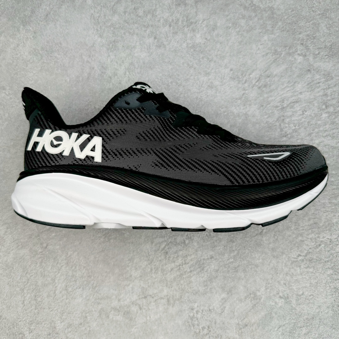 ＃夏日福利特价 HOKA ONE ONE Clifton 克里夫顿9代专业性能减震公路跑步鞋 轻盈透气的针织网面和纱线的使用让鞋面更挺拔 增强鞋面的强度和支撑性能 搭配柔软的鞋舌 让双脚在舒适包裹中跑的更加畅快 全新泡棉中底 柔软的同时增强回弹性能 为不同跑者提供更平稳流畅的脚感 带来全面的缓冲保护 根据人体工程学设计的延长拉襟 后跟处弹软的海绵填充舒适固定 避免掉跟和摩擦 相比上一代光滑的内衬 Clifton 9的内衬增强了摩擦力 避免双脚在鞋内滑动 尺码：36 36.5 37.5 38 38.5 39 40 40.5 41 42 42.5 43 44 44.5 45-选品中心