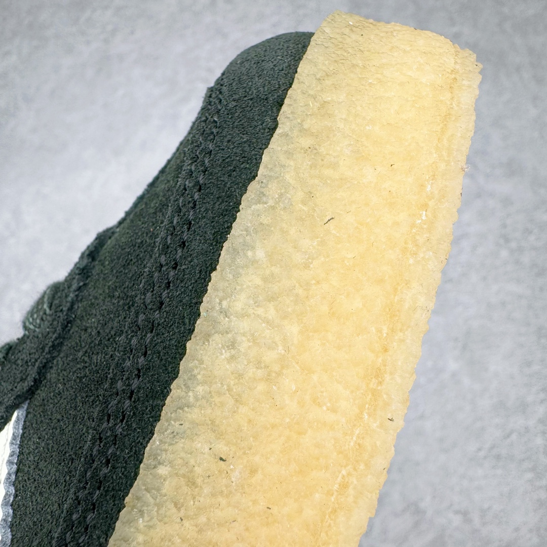 图片[20]-＃纯原福利 KITH x Clarks x AD Originals 8th Street Samba 三方联名桑巴舞街头系列低帮德训风百搭复古松糕休闲运动厚底板鞋 正确组合大底 大厂出品 结合 Wallabee 大底的全新 Samba 鞋款登场 KITH 创办人兼首席执行长 Ronnie Fieg 与 AD这对人气合作阵容再度重聚 不仅如此 今番更加入近年表现优秀的鞋履品牌 Clarks Originals 展开三方联名 透过热门项目互相碰撞将彼此的 DNA 协调融入 带来名为「8th Street Samba」的全新迭代 一次亮相橄榄绿、焦糖棕色、白底绿线条三种配色 尺码：36 36⅔ 37⅓ 38 38⅔ 39⅓ 40 40⅔ 41⅓ 42 42⅔ 43⅓ 44-选品中心