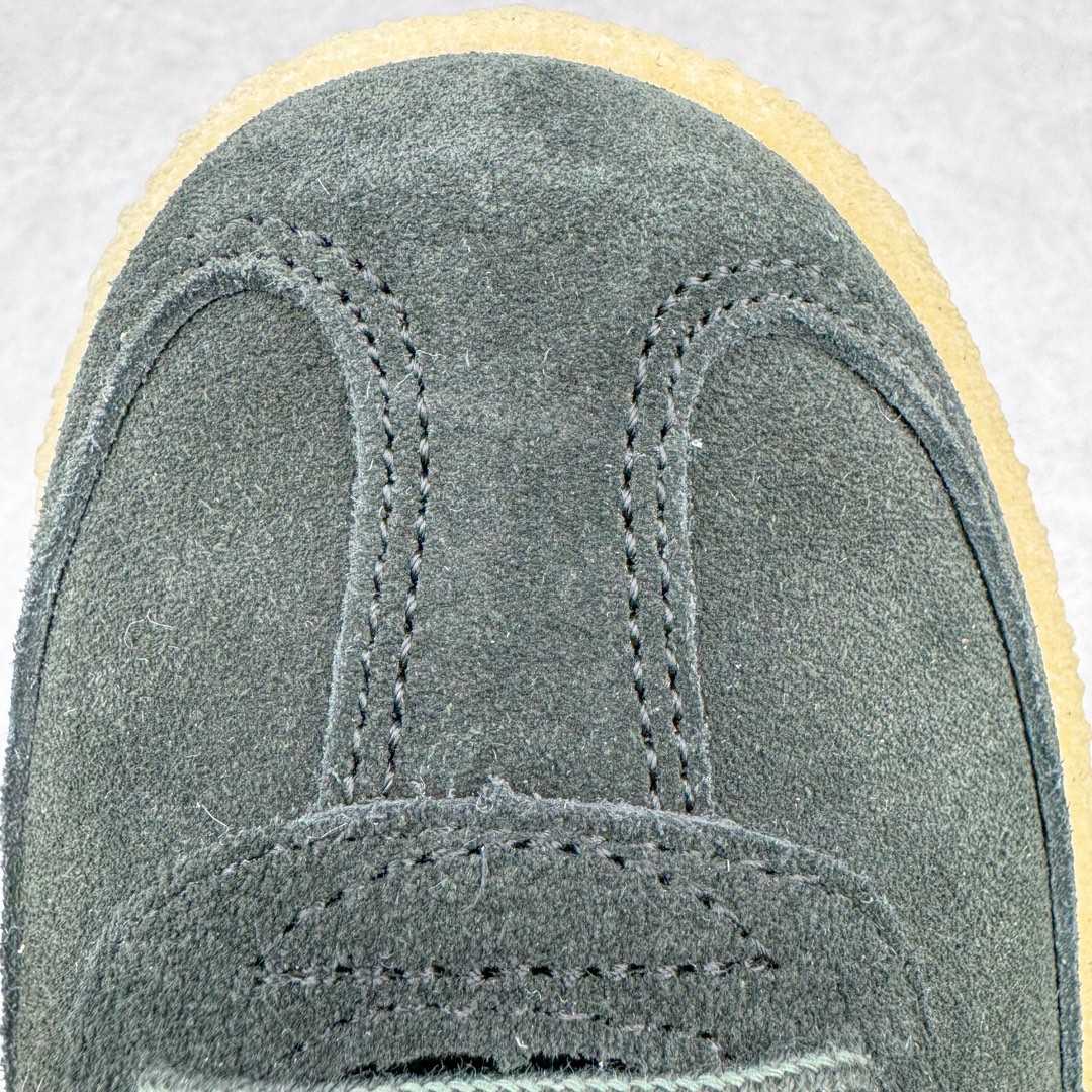 图片[19]-＃纯原福利 KITH x Clarks x AD Originals 8th Street Samba 三方联名桑巴舞街头系列低帮德训风百搭复古松糕休闲运动厚底板鞋 正确组合大底 大厂出品 结合 Wallabee 大底的全新 Samba 鞋款登场 KITH 创办人兼首席执行长 Ronnie Fieg 与 AD这对人气合作阵容再度重聚 不仅如此 今番更加入近年表现优秀的鞋履品牌 Clarks Originals 展开三方联名 透过热门项目互相碰撞将彼此的 DNA 协调融入 带来名为「8th Street Samba」的全新迭代 一次亮相橄榄绿、焦糖棕色、白底绿线条三种配色 尺码：36 36⅔ 37⅓ 38 38⅔ 39⅓ 40 40⅔ 41⅓ 42 42⅔ 43⅓ 44-选品中心