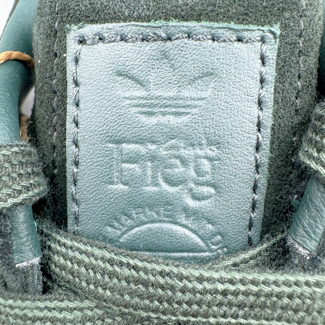 图片[15]-＃纯原福利 KITH x Clarks x AD Originals 8th Street Samba 三方联名桑巴舞街头系列低帮德训风百搭复古松糕休闲运动厚底板鞋 正确组合大底 大厂出品 结合 Wallabee 大底的全新 Samba 鞋款登场 KITH 创办人兼首席执行长 Ronnie Fieg 与 AD这对人气合作阵容再度重聚 不仅如此 今番更加入近年表现优秀的鞋履品牌 Clarks Originals 展开三方联名 透过热门项目互相碰撞将彼此的 DNA 协调融入 带来名为「8th Street Samba」的全新迭代 一次亮相橄榄绿、焦糖棕色、白底绿线条三种配色 尺码：36 36⅔ 37⅓ 38 38⅔ 39⅓ 40 40⅔ 41⅓ 42 42⅔ 43⅓ 44-选品中心