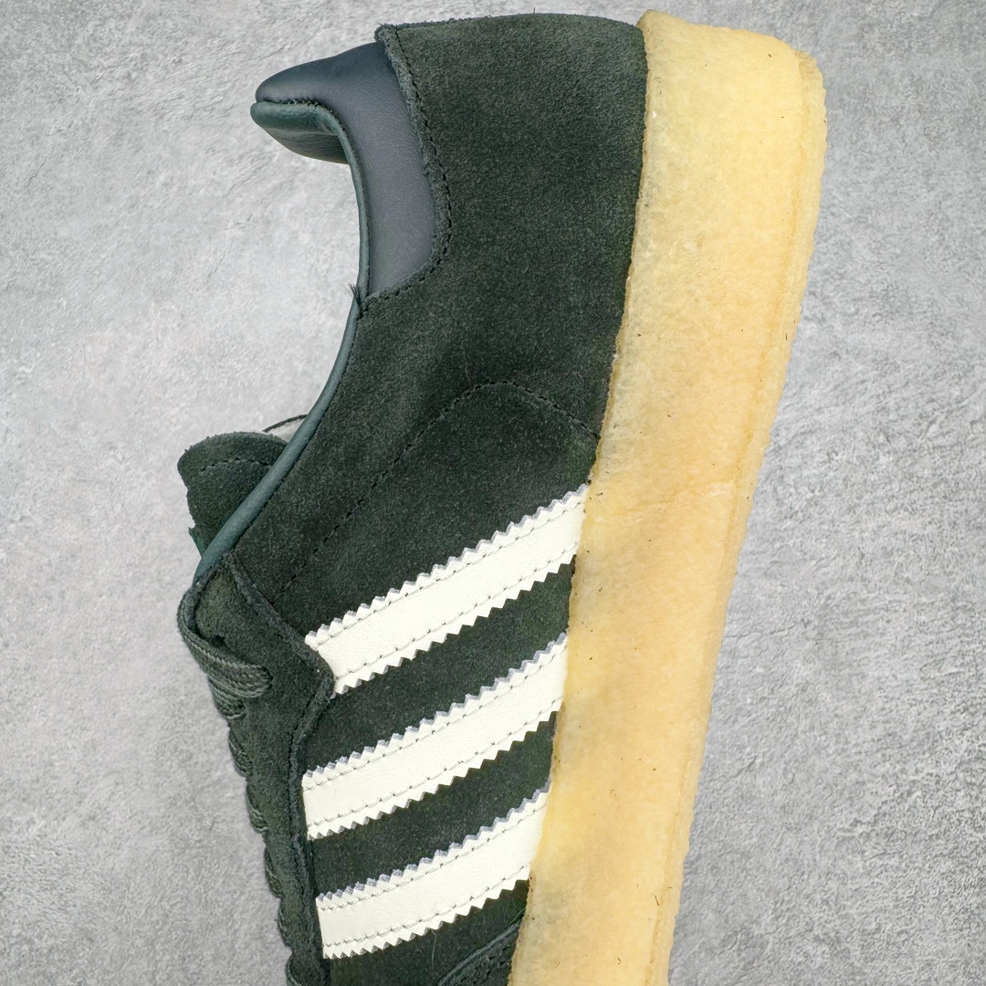 图片[7]-＃纯原福利 KITH x Clarks x AD Originals 8th Street Samba 三方联名桑巴舞街头系列低帮德训风百搭复古松糕休闲运动厚底板鞋 正确组合大底 大厂出品 结合 Wallabee 大底的全新 Samba 鞋款登场 KITH 创办人兼首席执行长 Ronnie Fieg 与 AD这对人气合作阵容再度重聚 不仅如此 今番更加入近年表现优秀的鞋履品牌 Clarks Originals 展开三方联名 透过热门项目互相碰撞将彼此的 DNA 协调融入 带来名为「8th Street Samba」的全新迭代 一次亮相橄榄绿、焦糖棕色、白底绿线条三种配色 尺码：36 36⅔ 37⅓ 38 38⅔ 39⅓ 40 40⅔ 41⅓ 42 42⅔ 43⅓ 44-选品中心