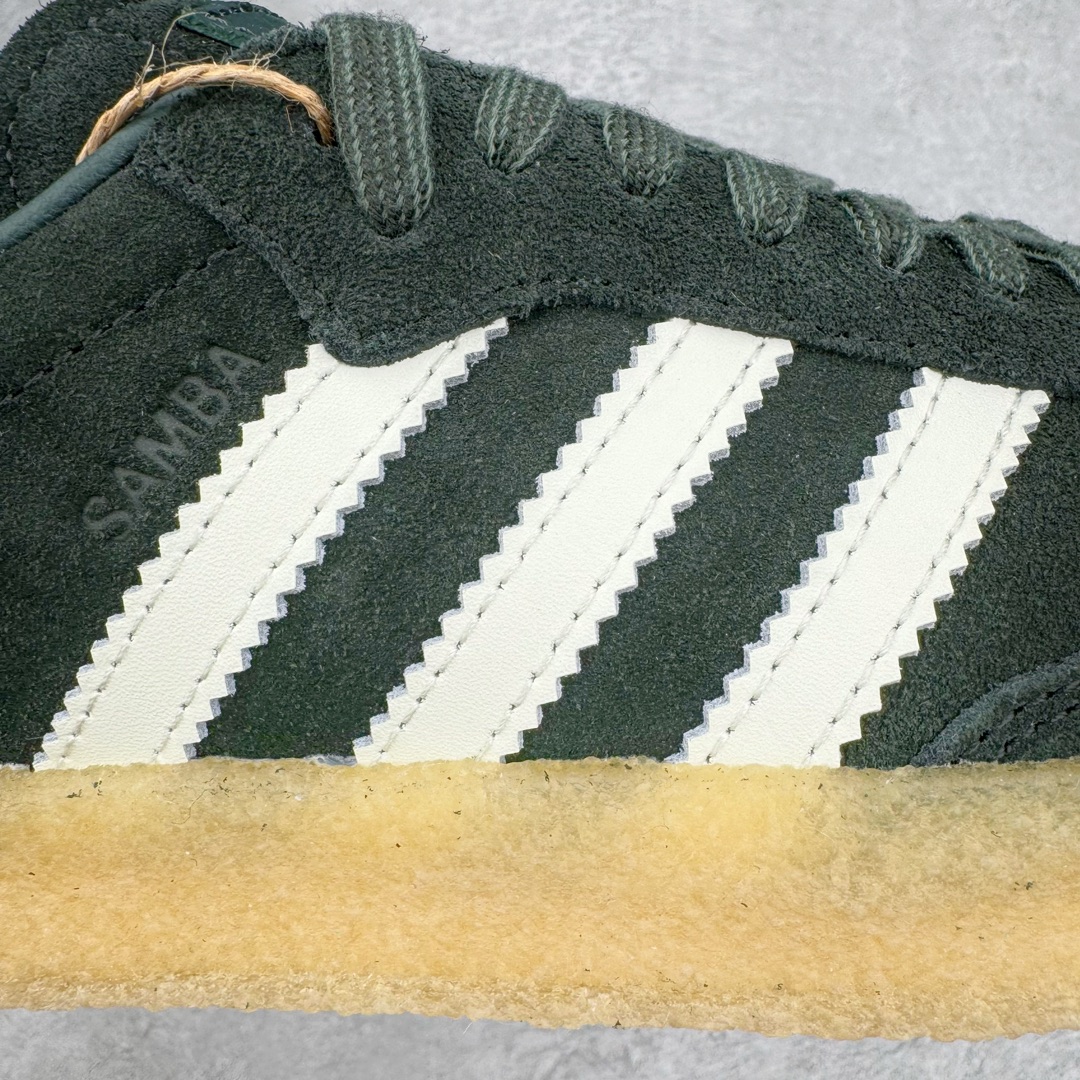 图片[18]-＃纯原福利 KITH x Clarks x AD Originals 8th Street Samba 三方联名桑巴舞街头系列低帮德训风百搭复古松糕休闲运动厚底板鞋 正确组合大底 大厂出品 结合 Wallabee 大底的全新 Samba 鞋款登场 KITH 创办人兼首席执行长 Ronnie Fieg 与 AD这对人气合作阵容再度重聚 不仅如此 今番更加入近年表现优秀的鞋履品牌 Clarks Originals 展开三方联名 透过热门项目互相碰撞将彼此的 DNA 协调融入 带来名为「8th Street Samba」的全新迭代 一次亮相橄榄绿、焦糖棕色、白底绿线条三种配色 尺码：36 36⅔ 37⅓ 38 38⅔ 39⅓ 40 40⅔ 41⅓ 42 42⅔ 43⅓ 44-选品中心