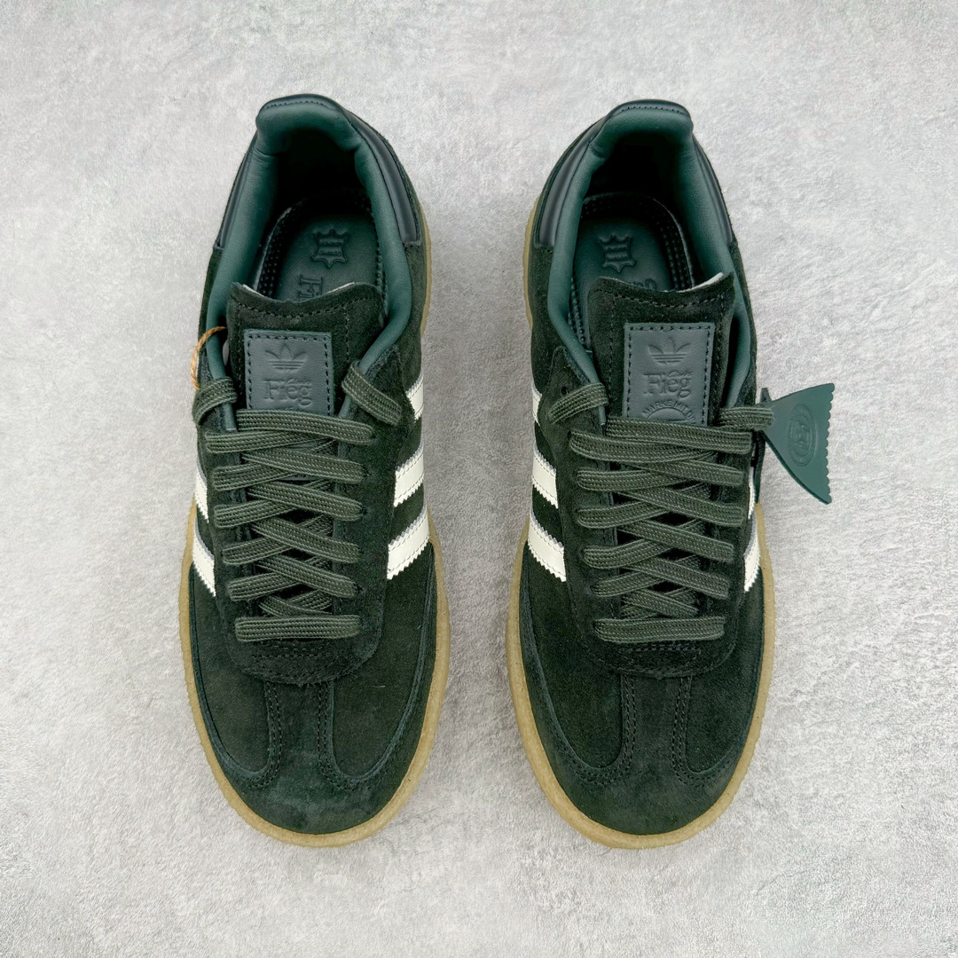 图片[2]-＃纯原福利 KITH x Clarks x AD Originals 8th Street Samba 三方联名桑巴舞街头系列低帮德训风百搭复古松糕休闲运动厚底板鞋 正确组合大底 大厂出品 结合 Wallabee 大底的全新 Samba 鞋款登场 KITH 创办人兼首席执行长 Ronnie Fieg 与 AD这对人气合作阵容再度重聚 不仅如此 今番更加入近年表现优秀的鞋履品牌 Clarks Originals 展开三方联名 透过热门项目互相碰撞将彼此的 DNA 协调融入 带来名为「8th Street Samba」的全新迭代 一次亮相橄榄绿、焦糖棕色、白底绿线条三种配色 尺码：36 36⅔ 37⅓ 38 38⅔ 39⅓ 40 40⅔ 41⅓ 42 42⅔ 43⅓ 44-选品中心