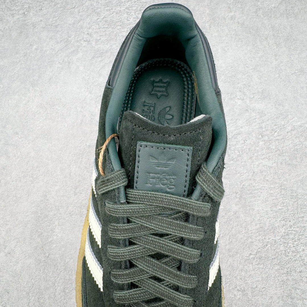 图片[5]-＃纯原福利 KITH x Clarks x AD Originals 8th Street Samba 三方联名桑巴舞街头系列低帮德训风百搭复古松糕休闲运动厚底板鞋 正确组合大底 大厂出品 结合 Wallabee 大底的全新 Samba 鞋款登场 KITH 创办人兼首席执行长 Ronnie Fieg 与 AD这对人气合作阵容再度重聚 不仅如此 今番更加入近年表现优秀的鞋履品牌 Clarks Originals 展开三方联名 透过热门项目互相碰撞将彼此的 DNA 协调融入 带来名为「8th Street Samba」的全新迭代 一次亮相橄榄绿、焦糖棕色、白底绿线条三种配色 尺码：36 36⅔ 37⅓ 38 38⅔ 39⅓ 40 40⅔ 41⅓ 42 42⅔ 43⅓ 44-选品中心