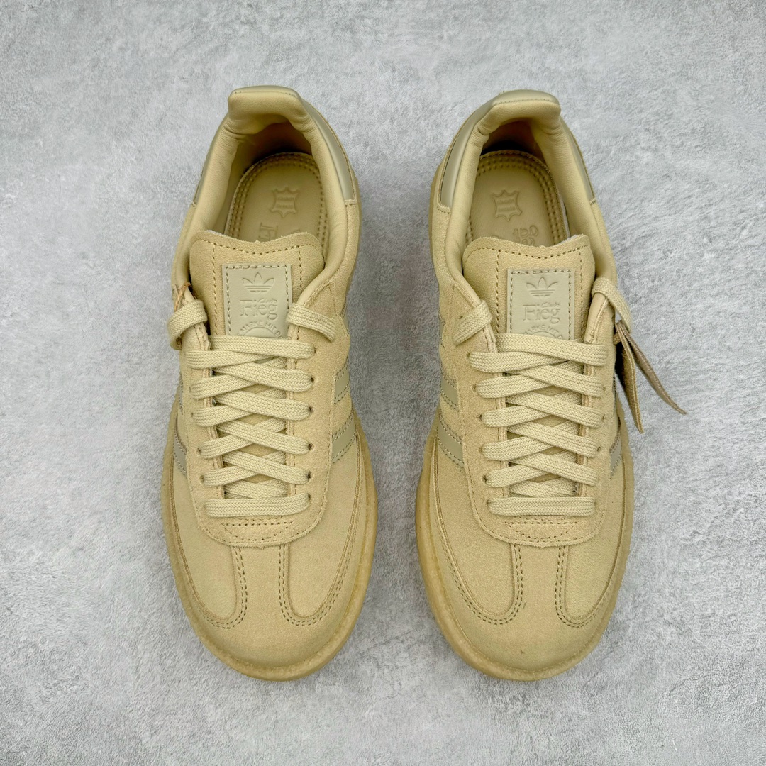 图片[2]-＃纯原福利 KITH x Clarks x AD Originals 8th Street Samba 三方联名桑巴舞街头系列低帮德训风百搭复古松糕休闲运动厚底板鞋 正确组合大底 大厂出品 结合 Wallabee 大底的全新 Samba 鞋款登场 KITH 创办人兼首席执行长 Ronnie Fieg 与 AD这对人气合作阵容再度重聚 不仅如此 今番更加入近年表现优秀的鞋履品牌 Clarks Originals 展开三方联名 透过热门项目互相碰撞将彼此的 DNA 协调融入 带来名为「8th Street Samba」的全新迭代 一次亮相橄榄绿、焦糖棕色、白底绿线条三种配色 尺码：36⅔ 37⅓ 38 38⅔ 39⅓ 40 40⅔ 41⅓ 42 42⅔ 43⅓ 44-选品中心